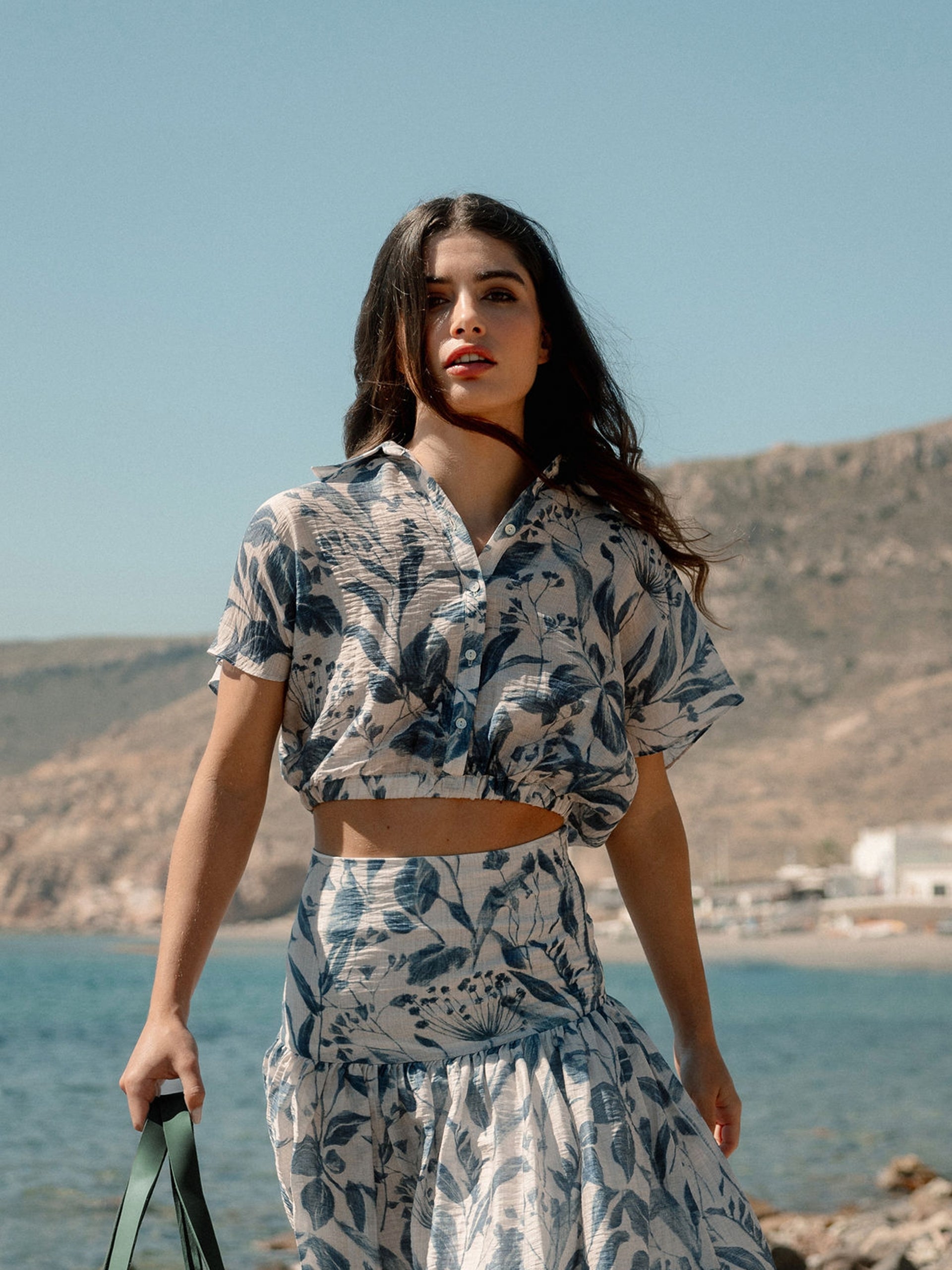 Short blouse with blue floral print