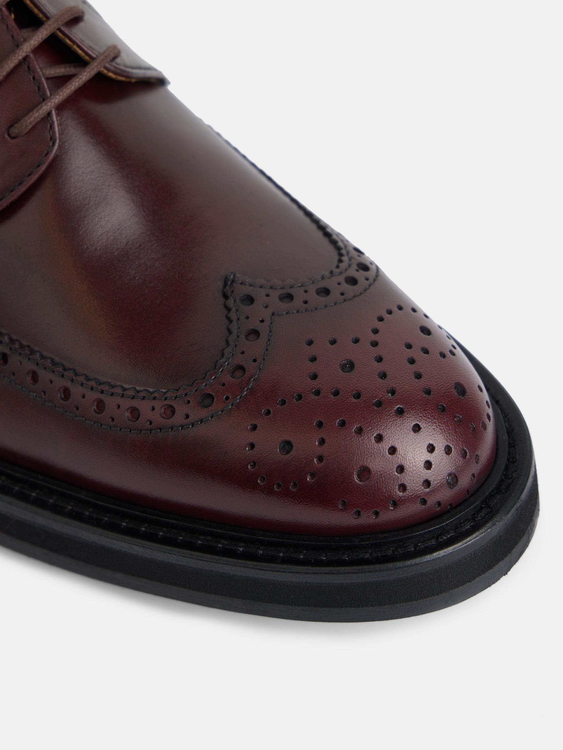 Zapato clasico piel perforado burdeos