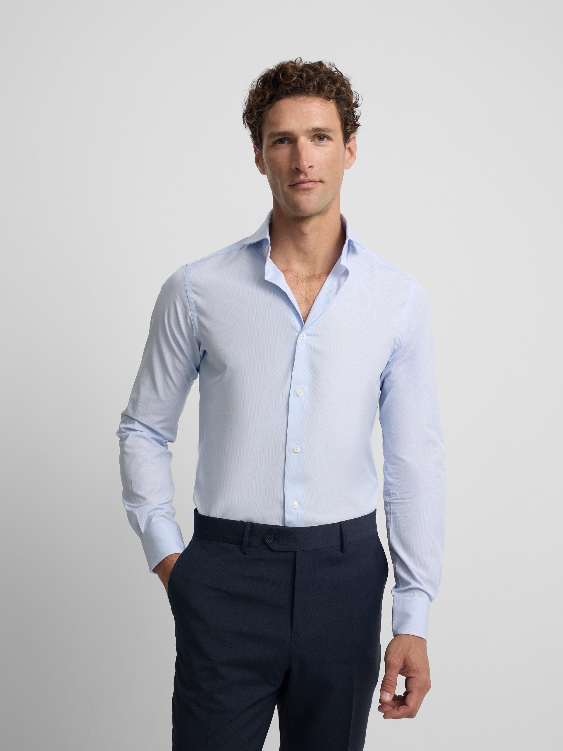 Chemise habillée à fines rayures bleu ciel, poignets simples