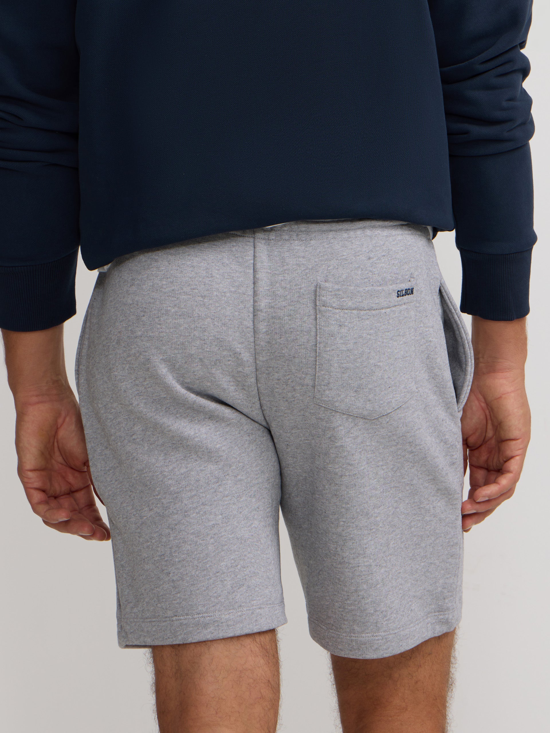 Bermuda deportiva gris