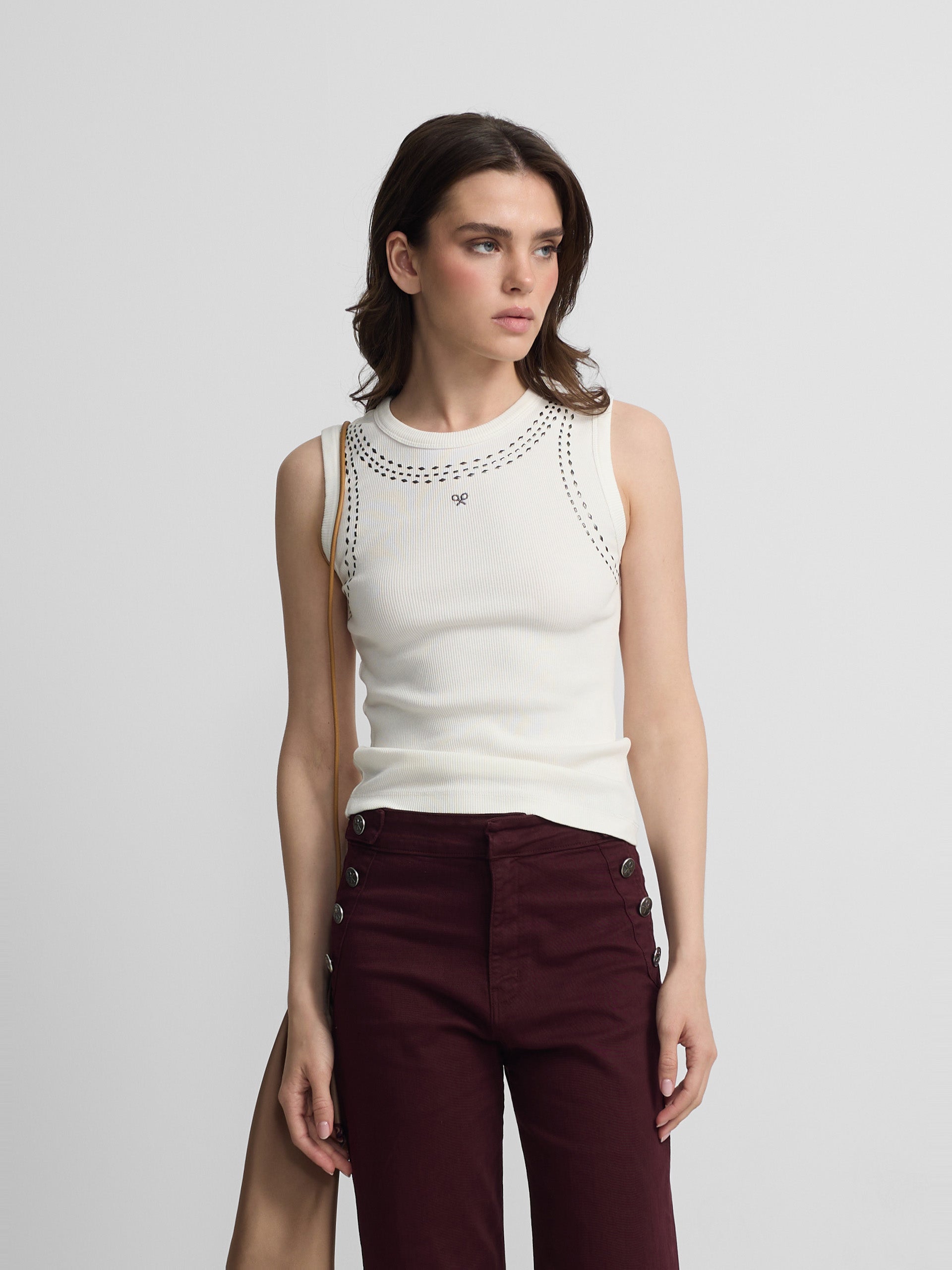 Top de mulher branco com tachas
