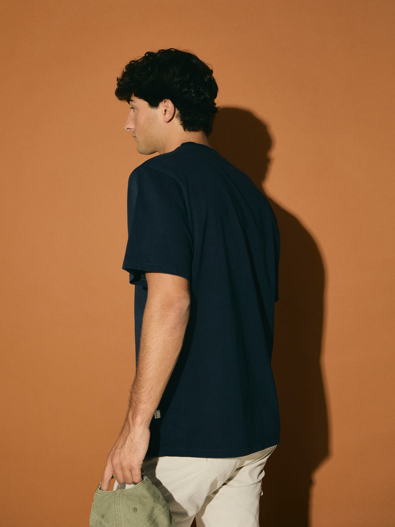 Plain t-shirt with navy blue mini logo patch