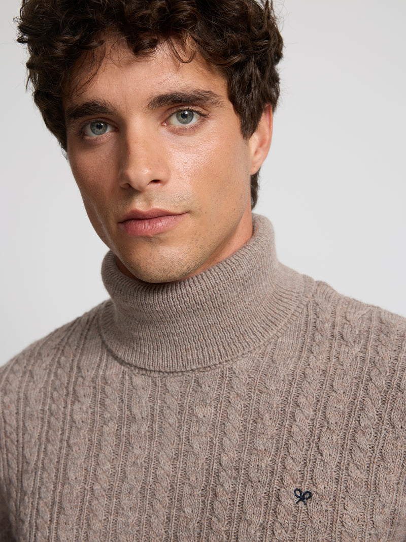 Jersey cuello vuelto de ochos beige