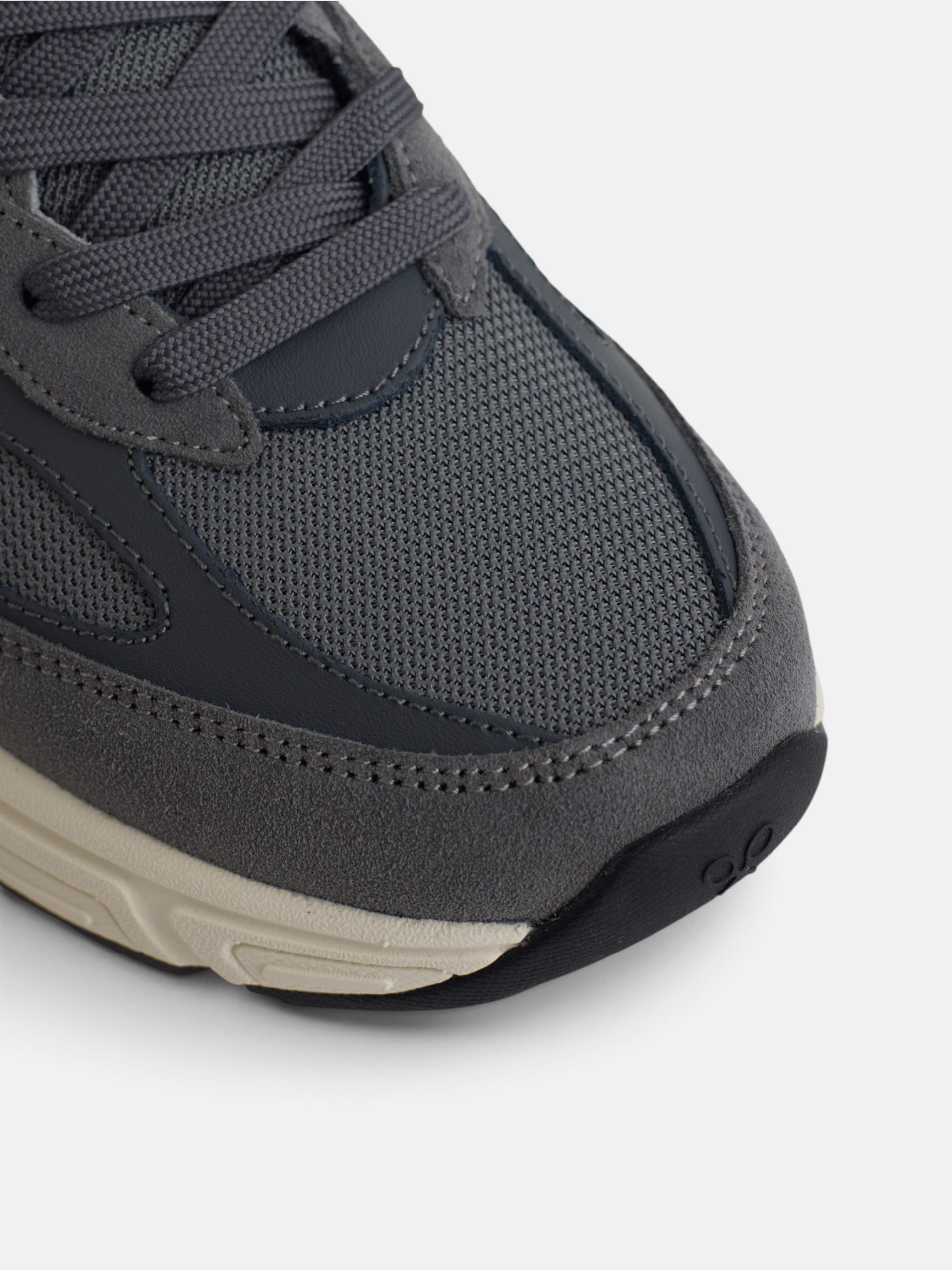 Grey tone running sneaker