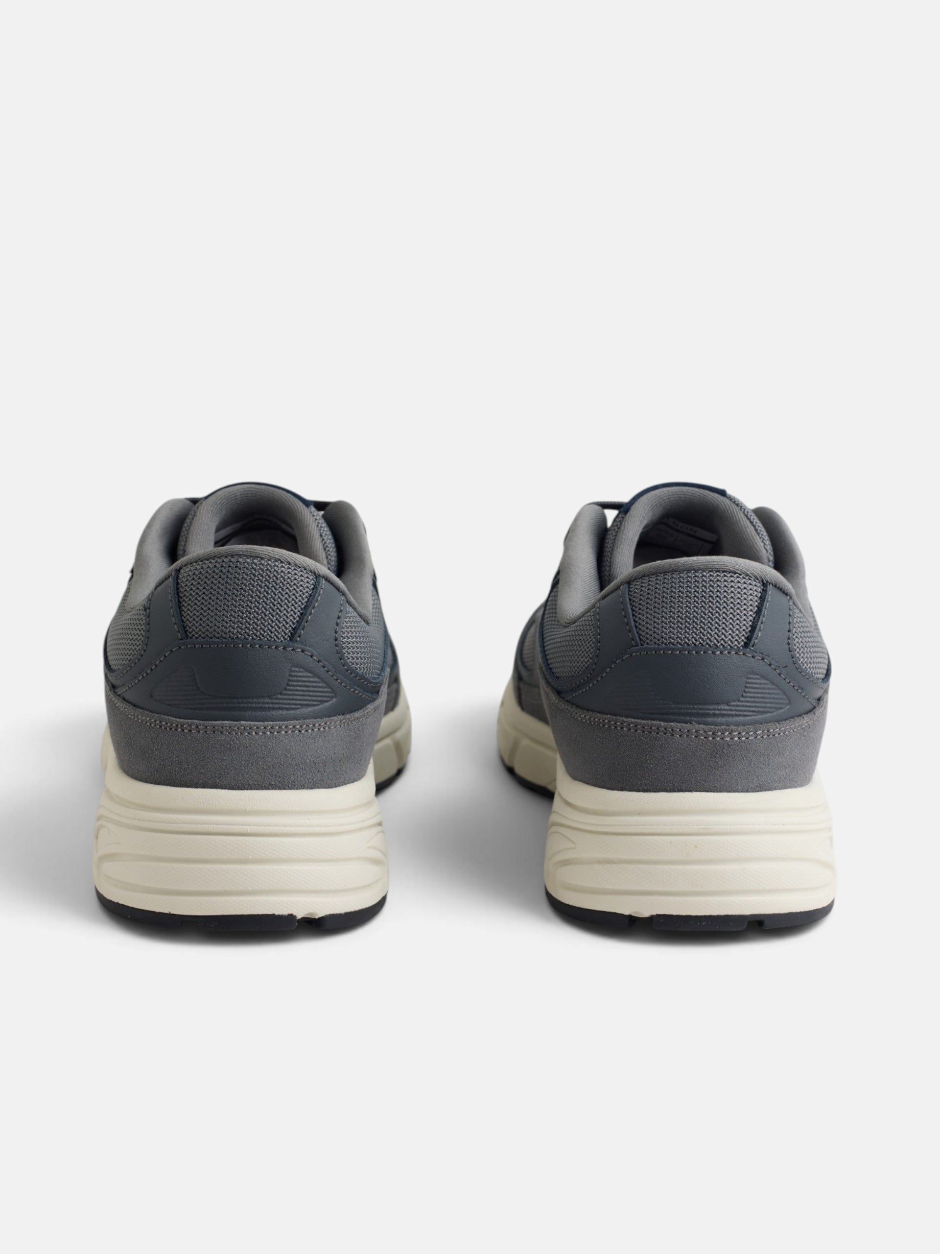 Grey tone running sneaker