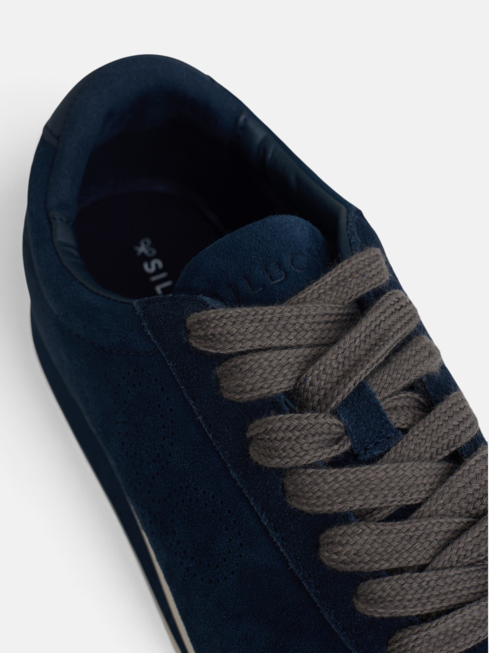 Baskets en daim logo perforé bleu marine