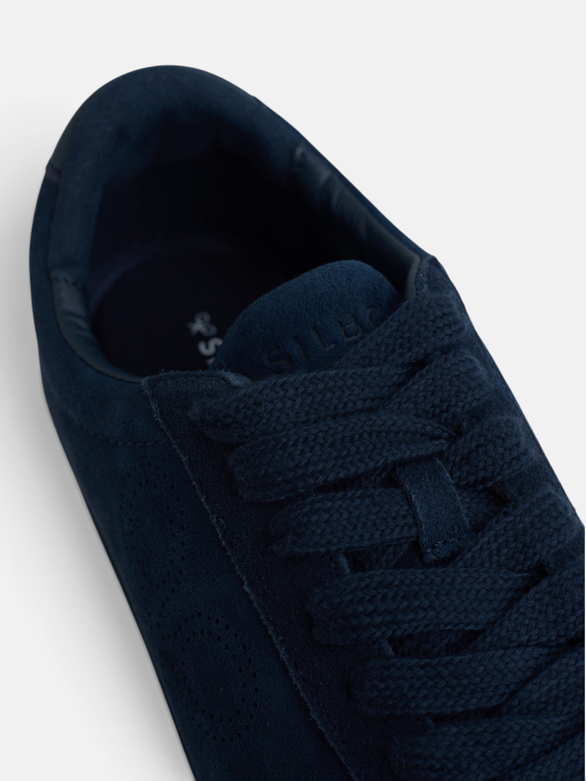 Baskets en daim logo perforé bleu marine