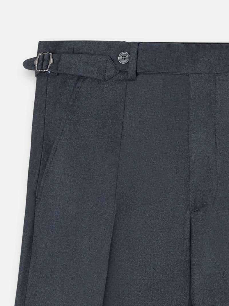 Pantalon unique pinzas liso gris