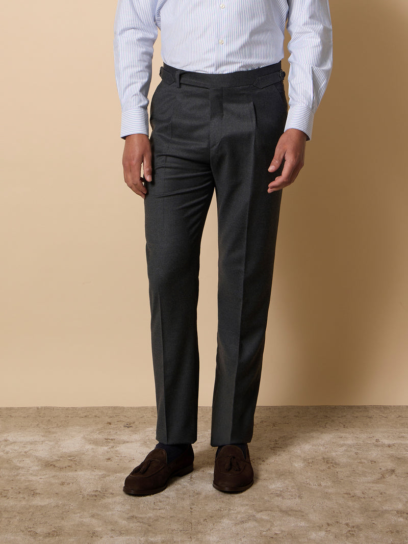 Pantalon unique pinzas liso gris