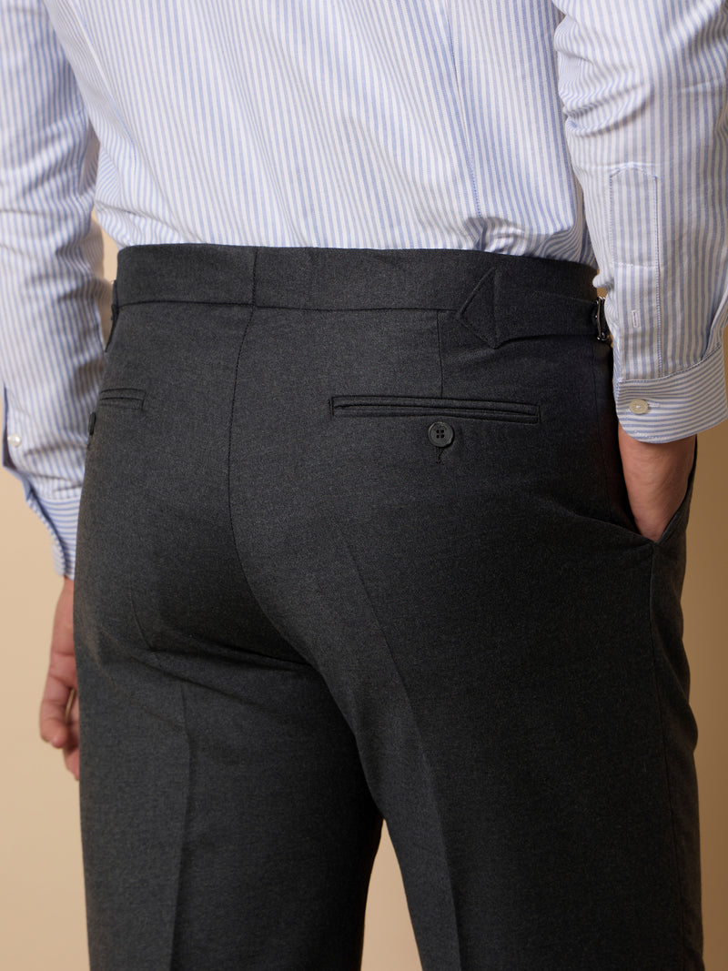 Pantalon unique pinzas liso gris