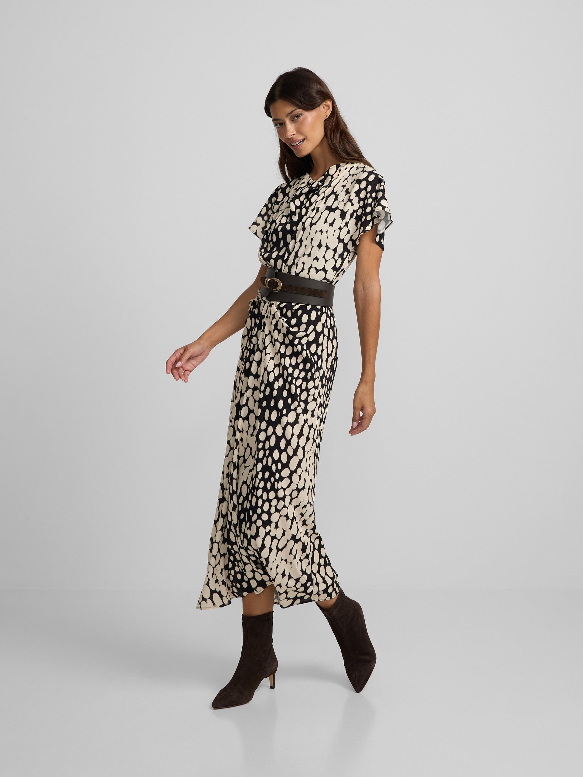 Robe midi drapée à pois blanc et noir