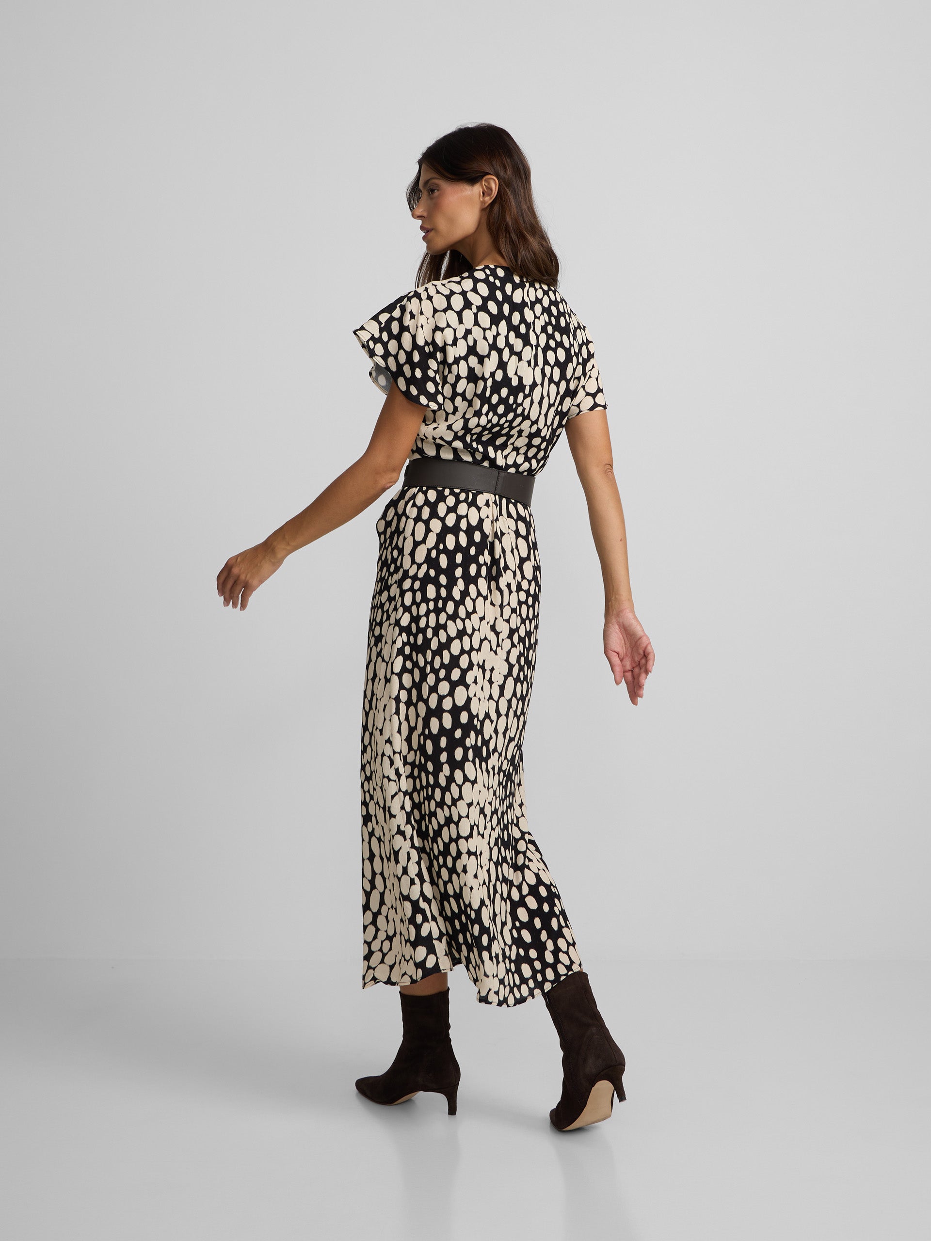 Robe midi drapée à pois blanc et noir