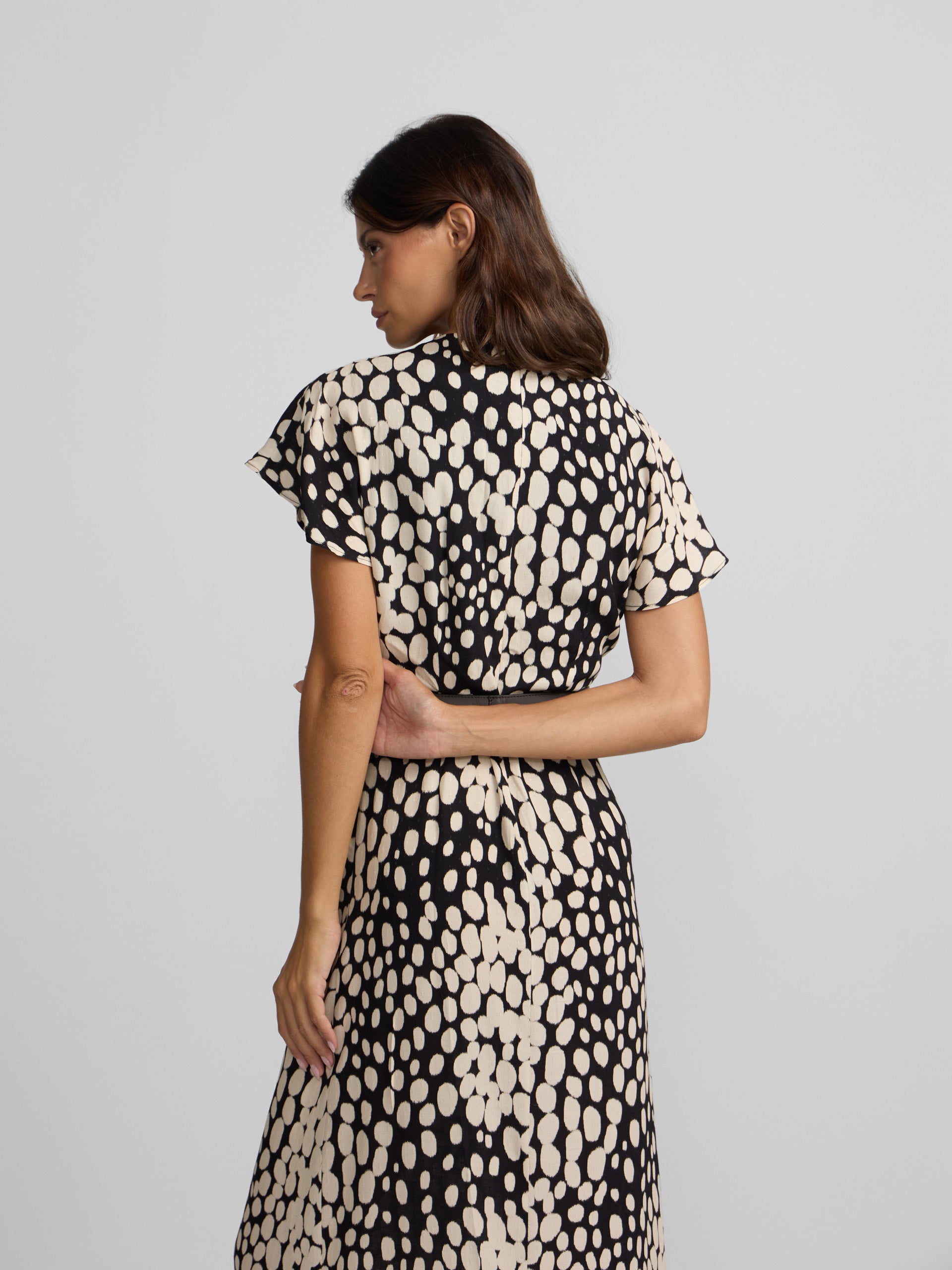 Robe midi drapée à pois blanc et noir