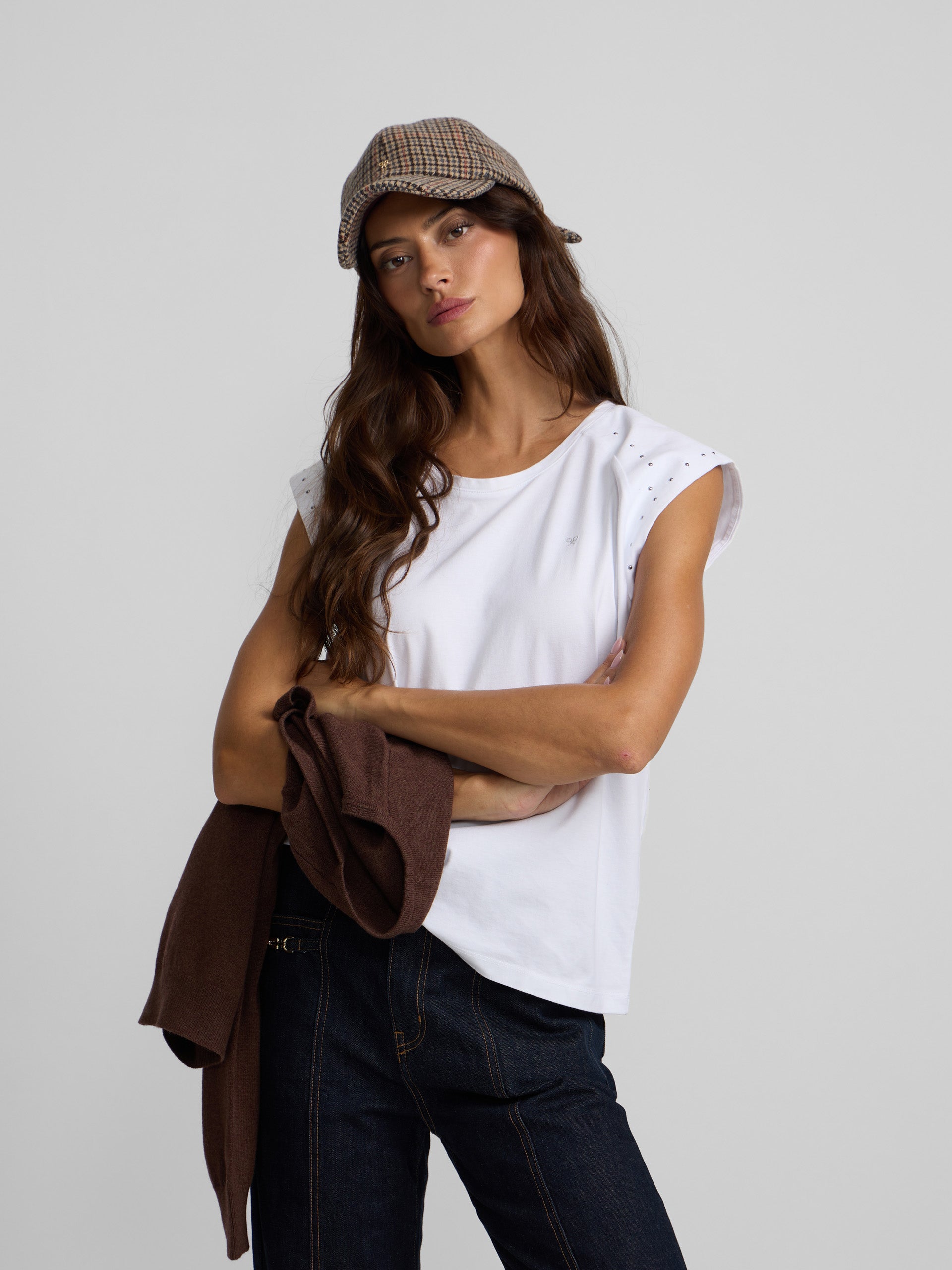 Camiseta woman hombreras detalle tachuelas blanca