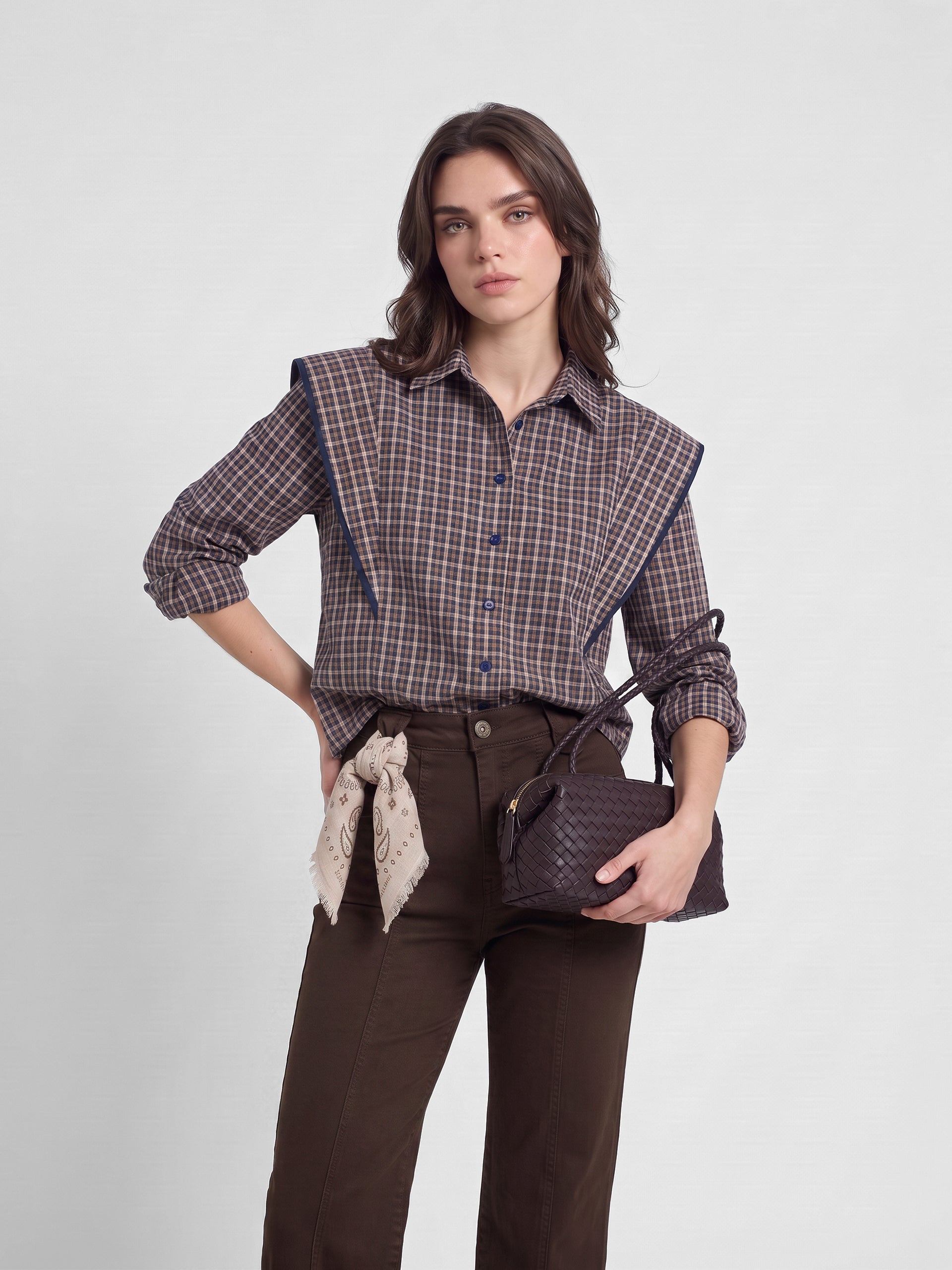 Chemise structurée à carreaux bleus et marron