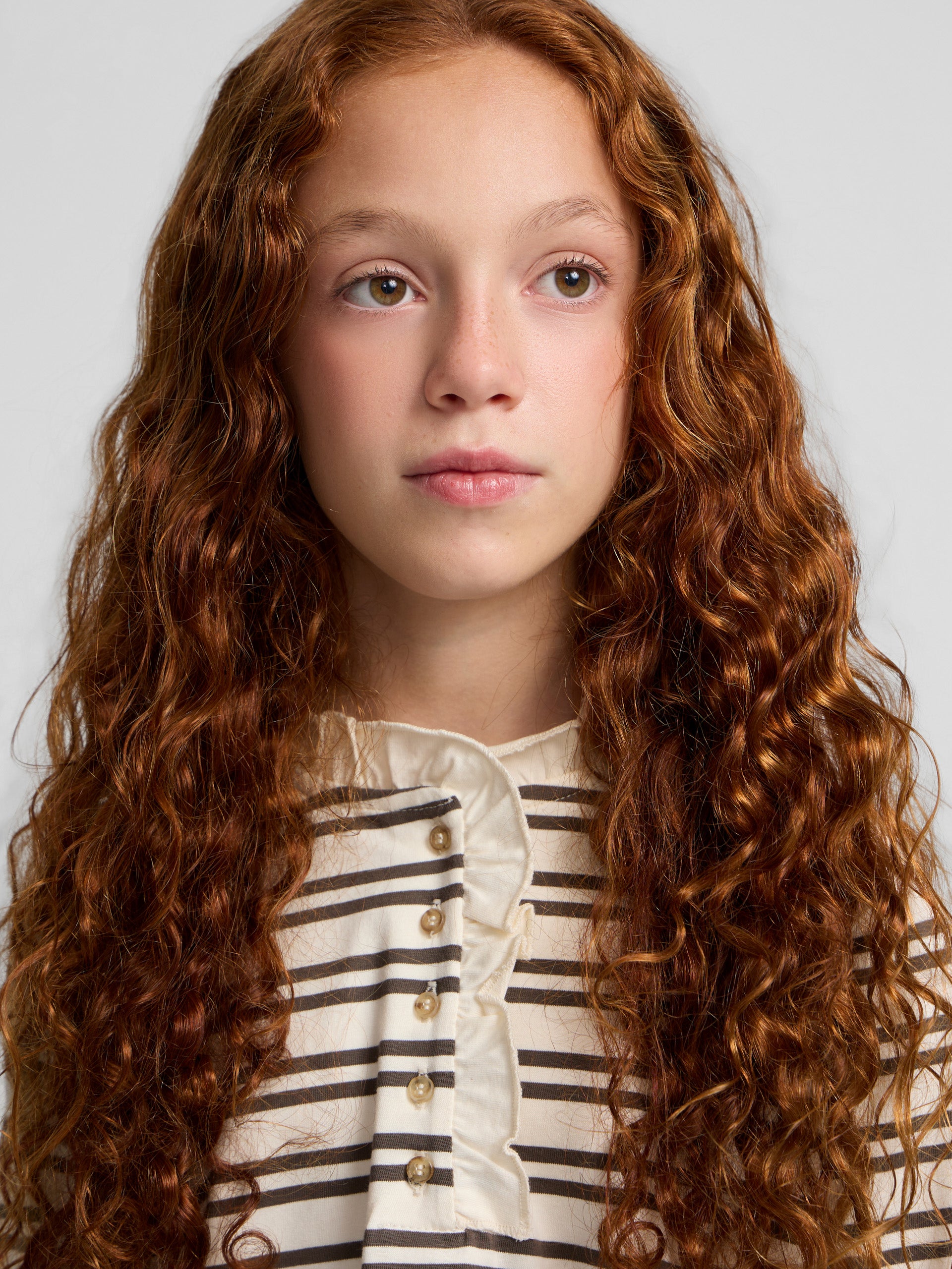 Girl's t-shirt with ruffled collar, camel and ecru stripes