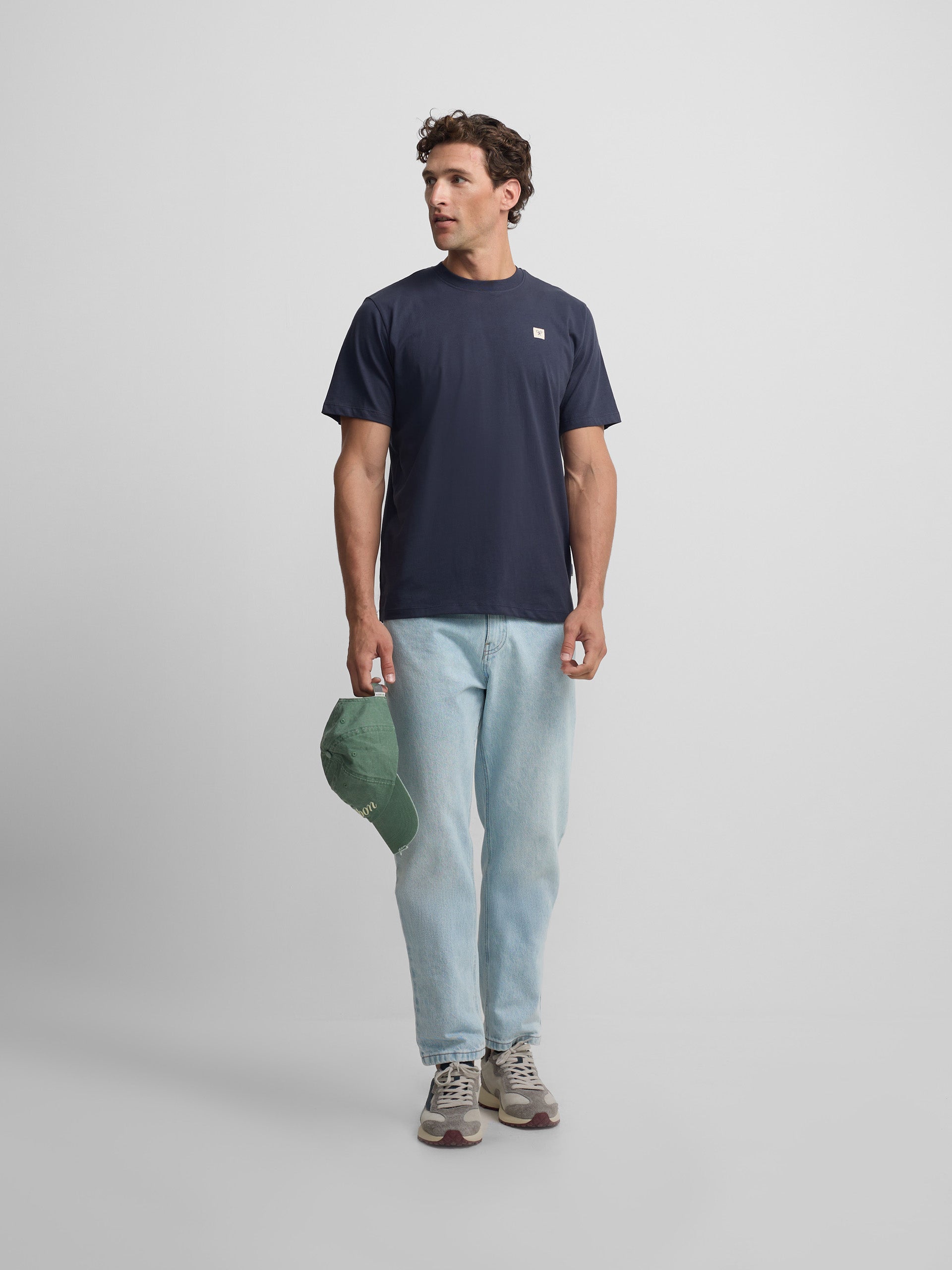 Plain t-shirt with navy blue mini logo patch