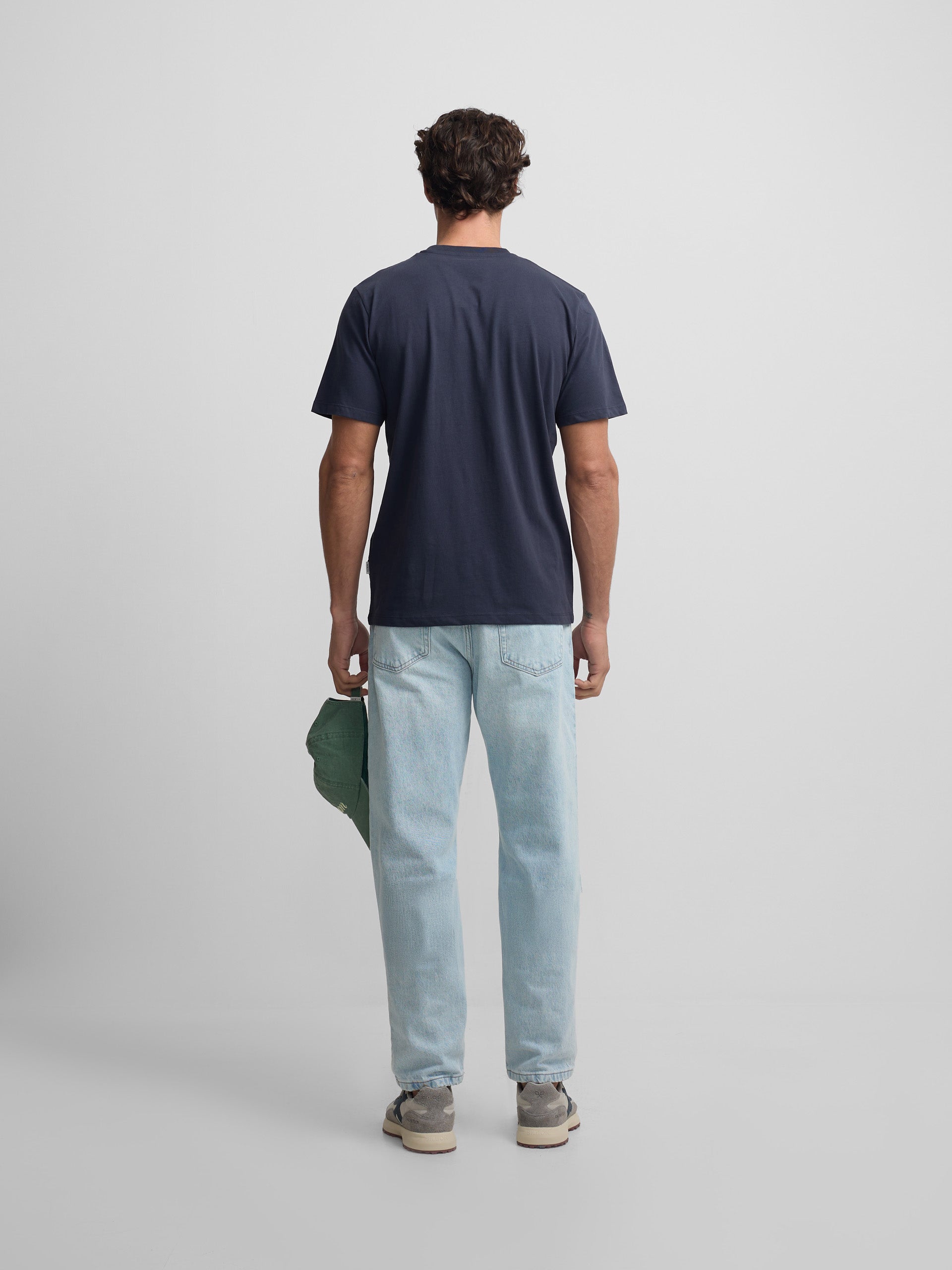 Plain t-shirt with navy blue mini logo patch