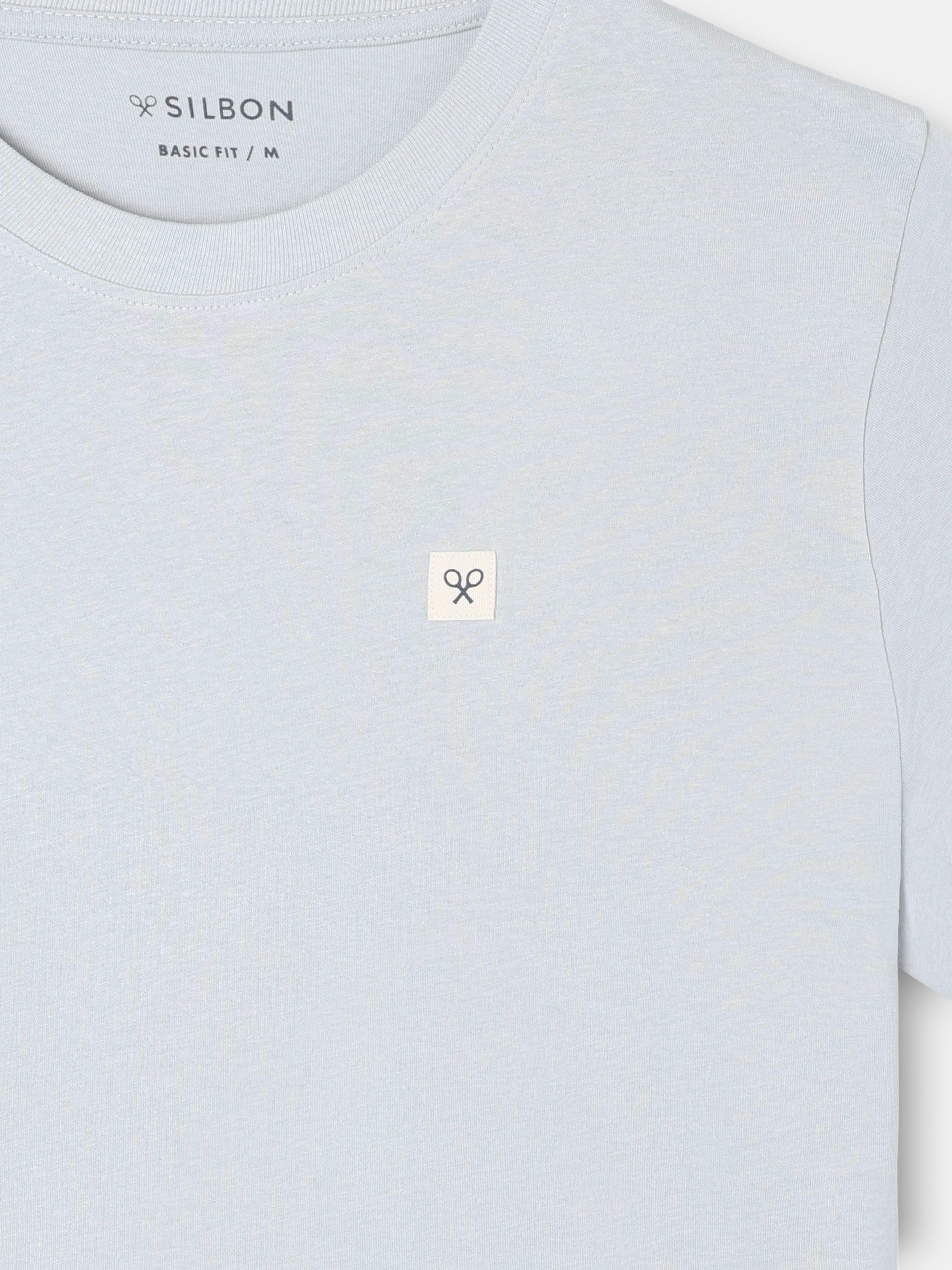 Plain T-shirt with light blue mini logo patch