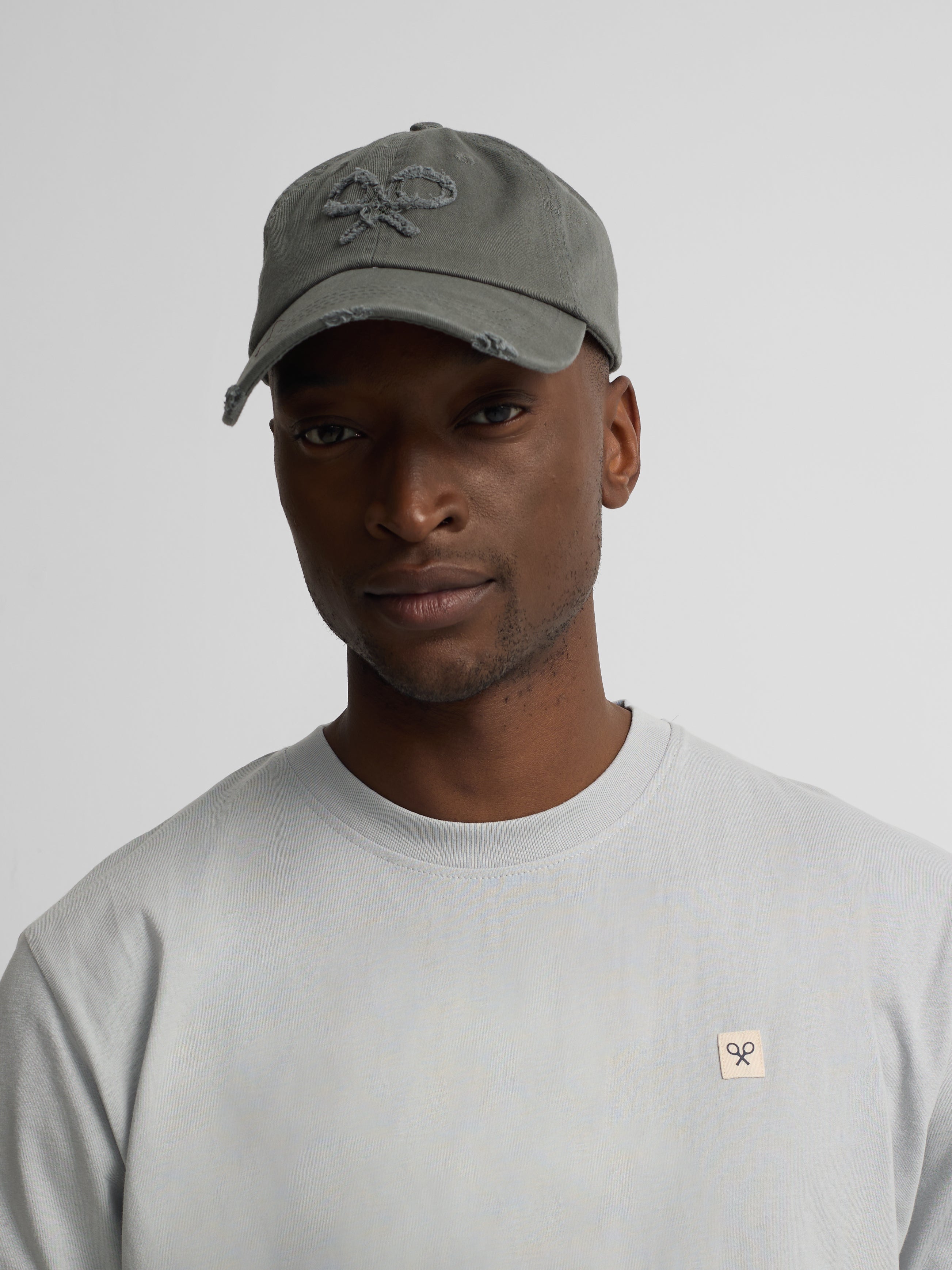 Plain T-shirt with light blue mini logo patch
