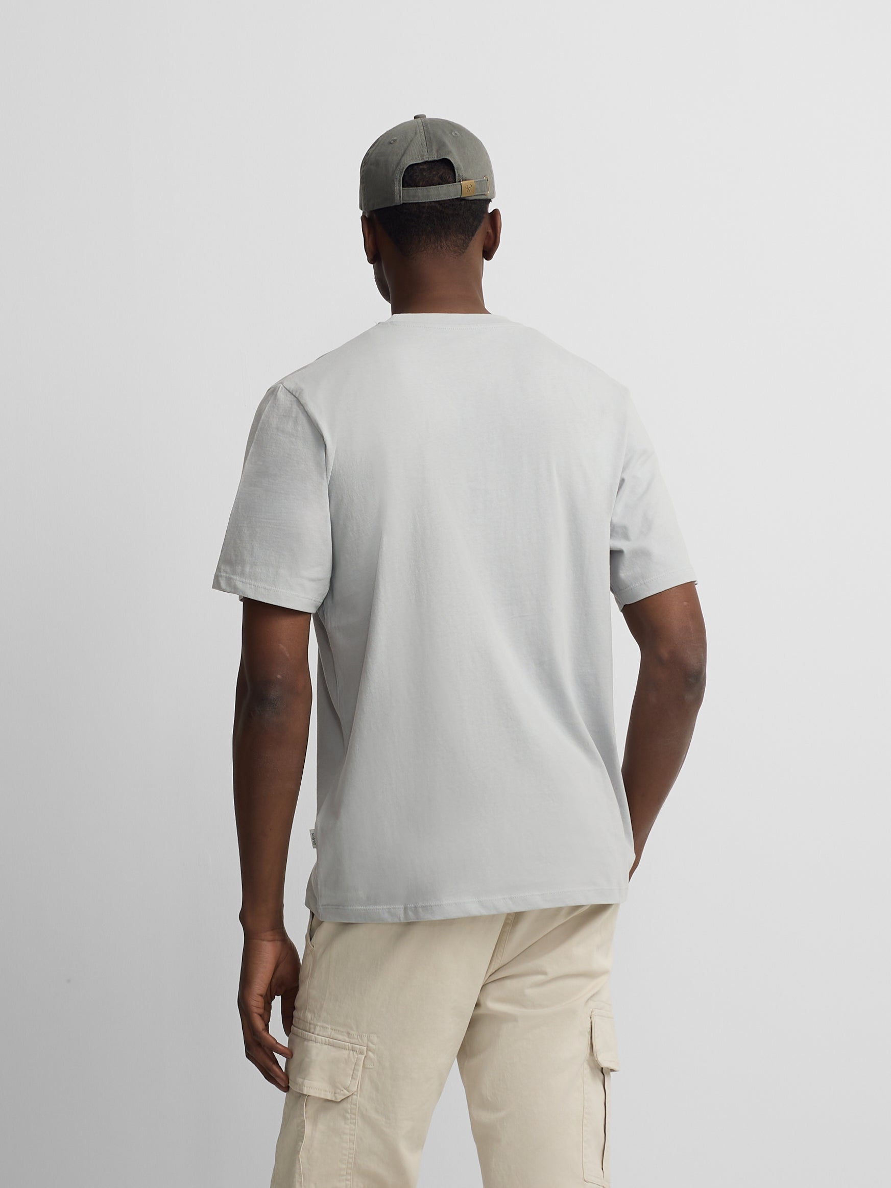 Plain T-shirt with light blue mini logo patch