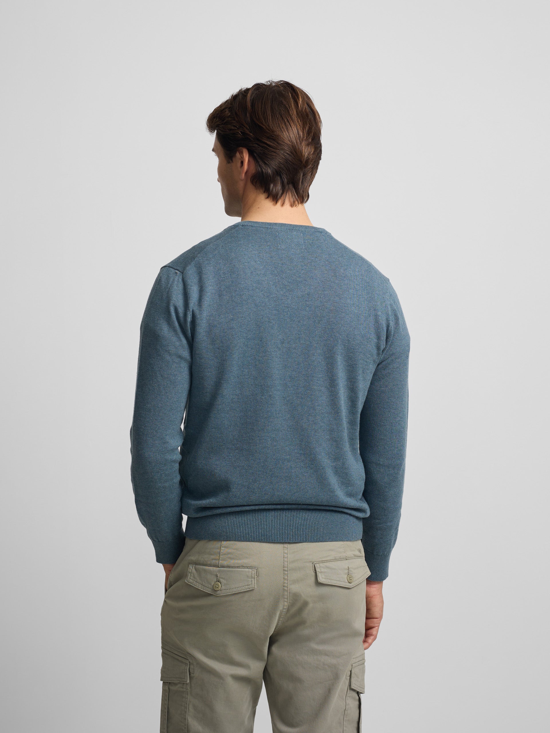 Jersey liso cuello pico azul claro
