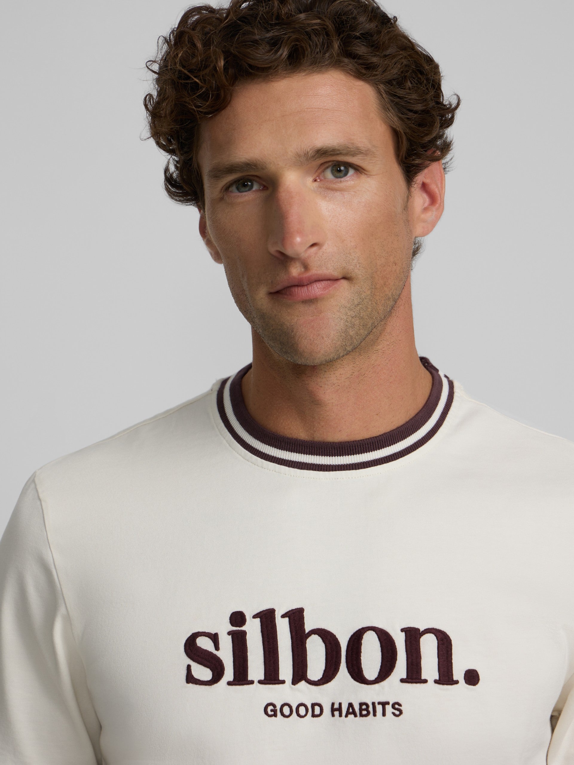 Camiseta good habits crema burdeos