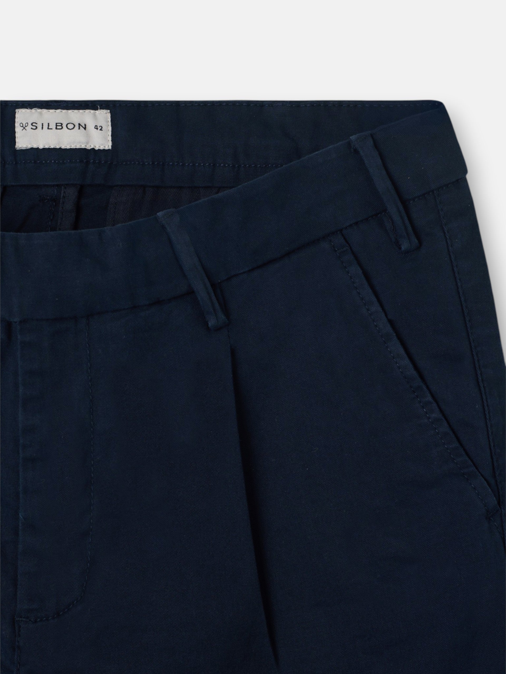 Calças chino desportivas com pregas azul marinho