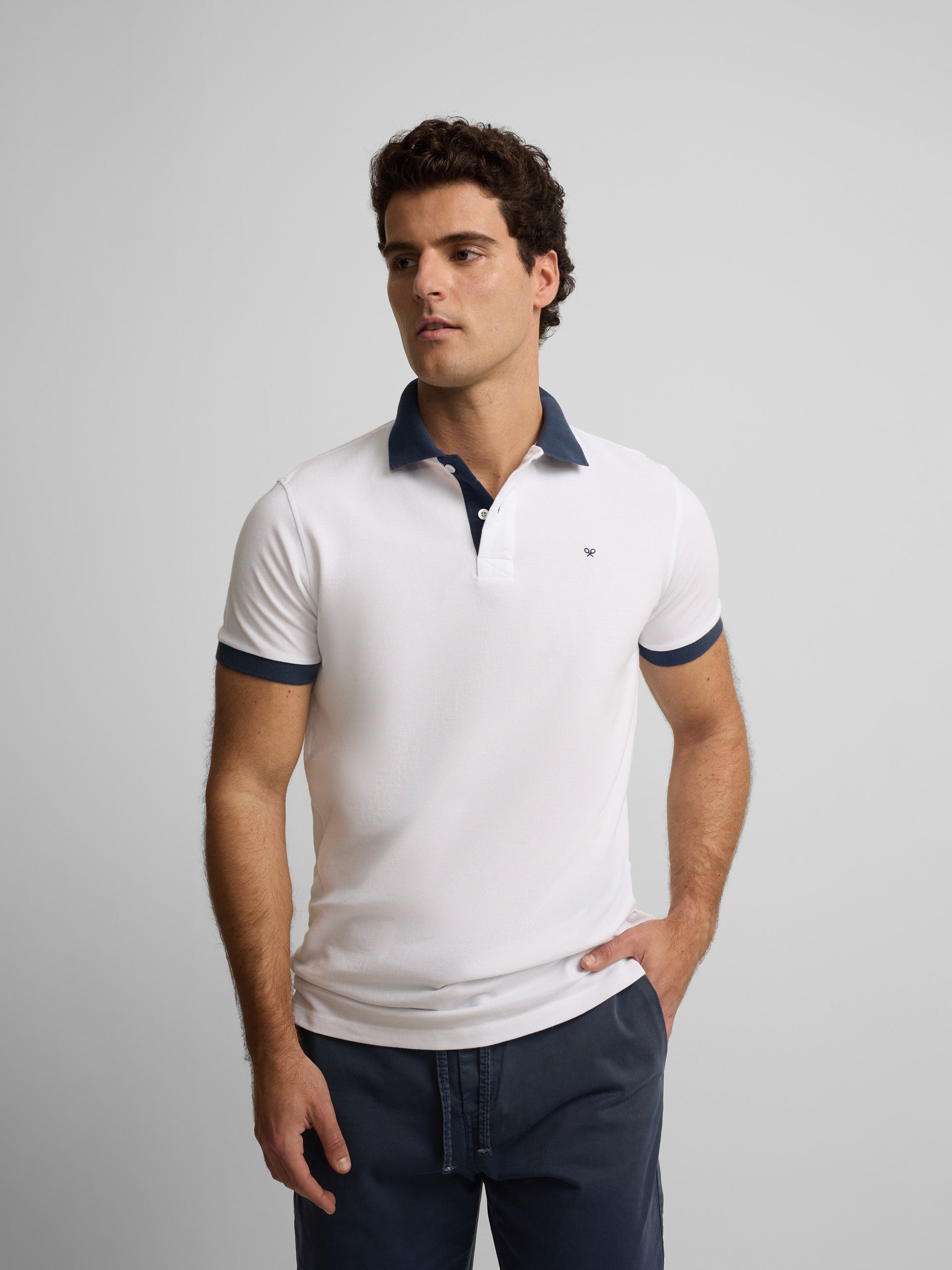 Polo à manches courtes avec liseré bleu marine et blanc