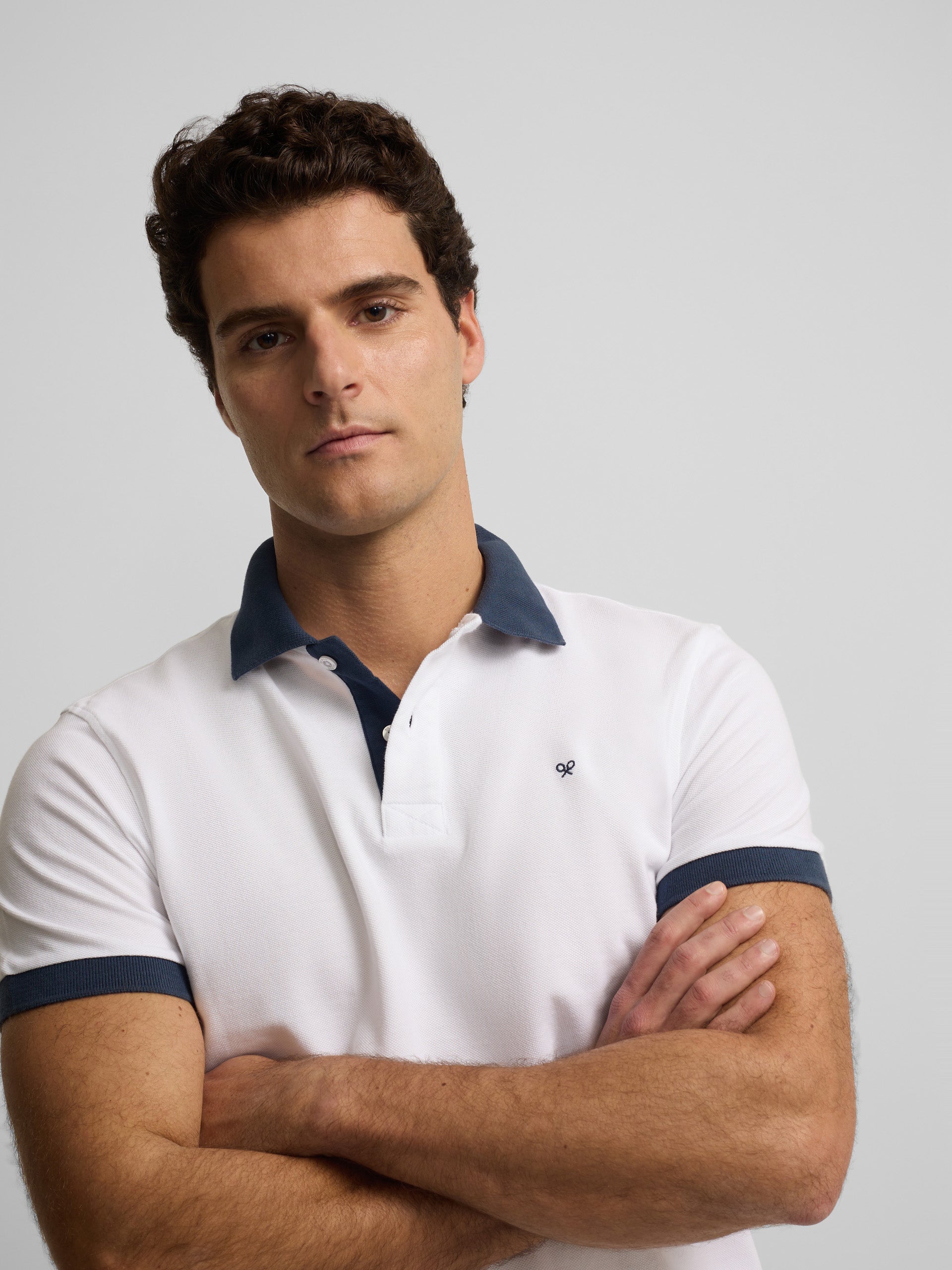 Polo à manches courtes avec liseré bleu marine et blanc