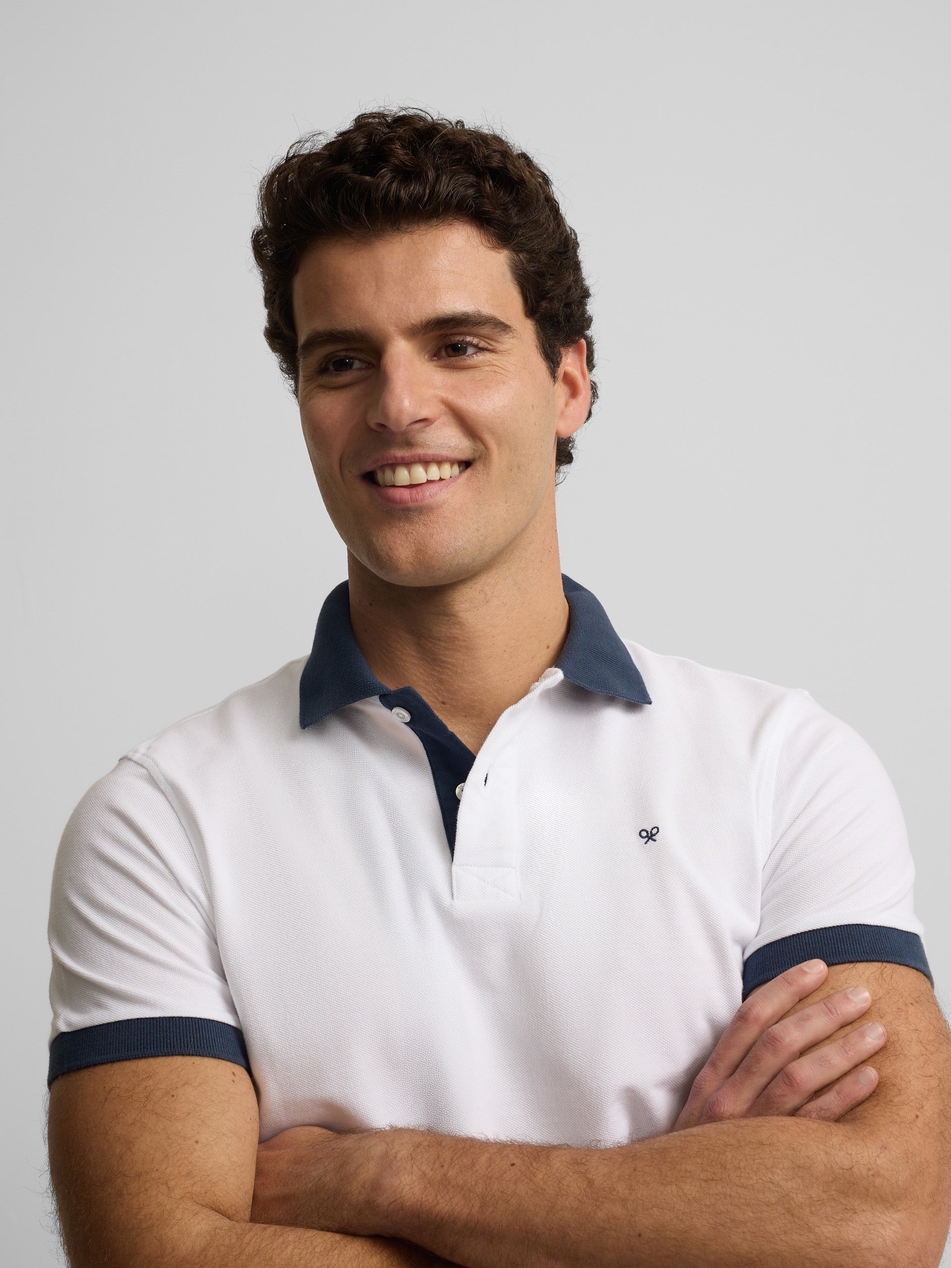Polo à manches courtes avec liseré bleu marine et blanc