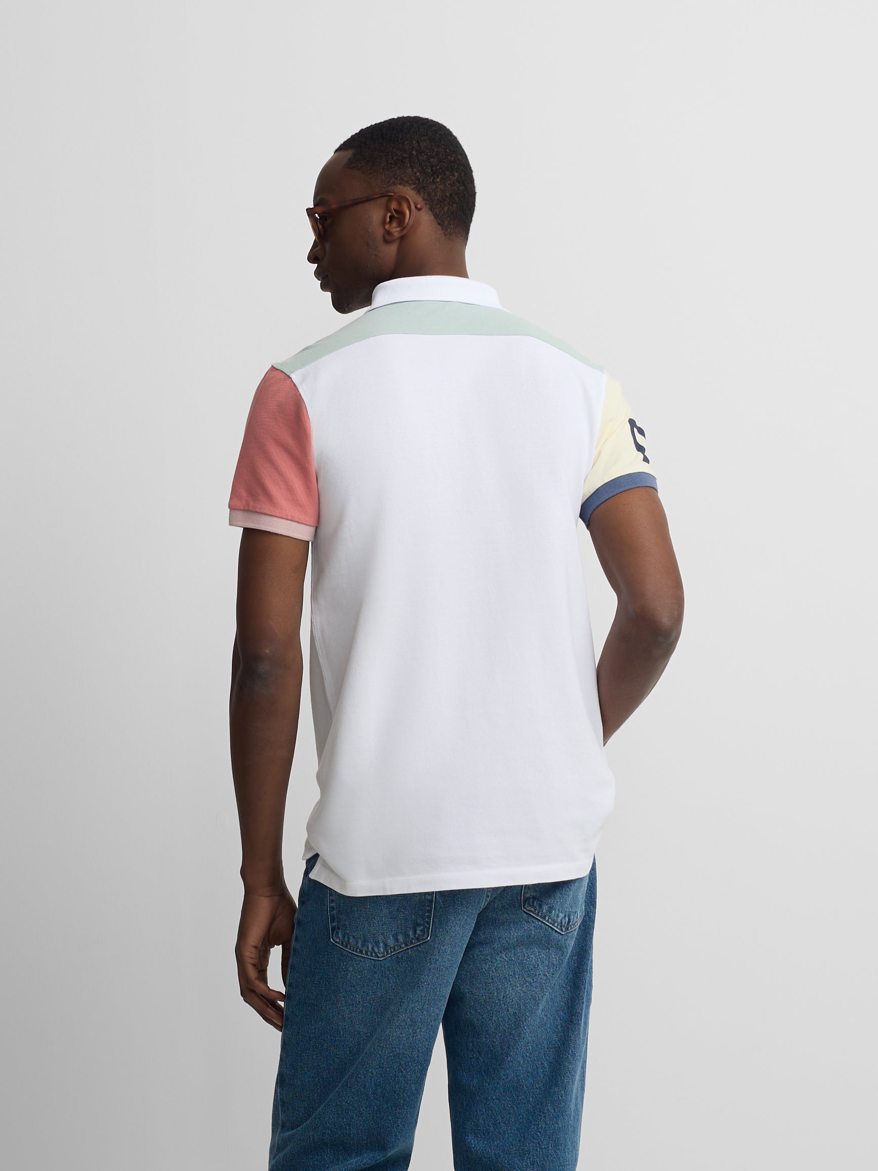 Polo manga corta ribete multicolor blanco