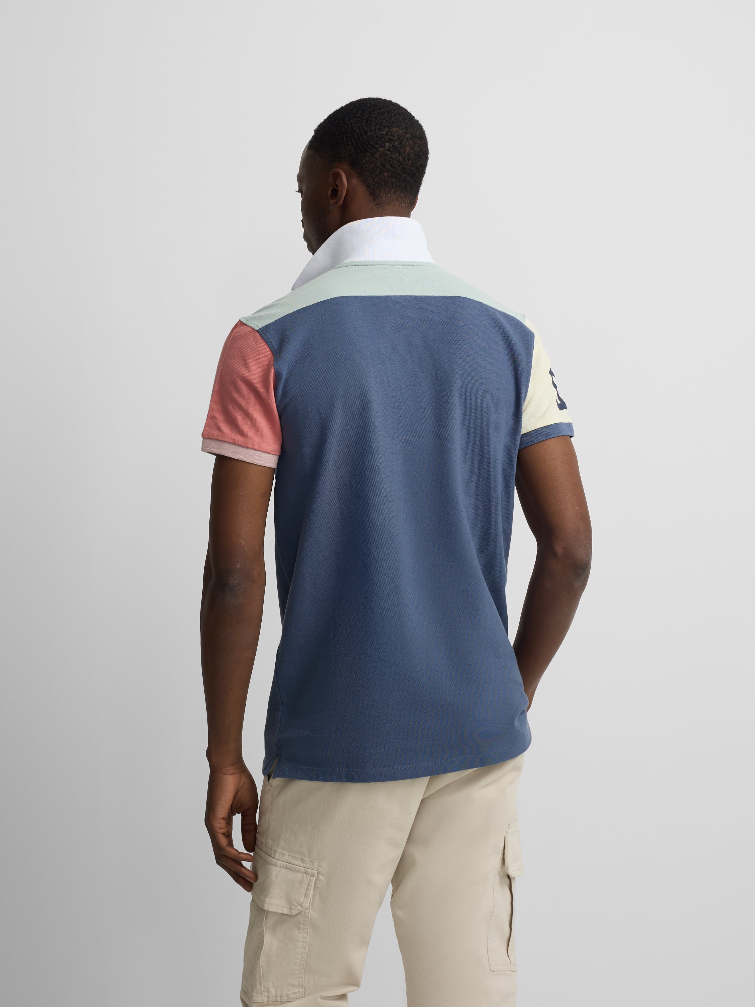 Polo de manga curta com debrum multicolor azul-marinho