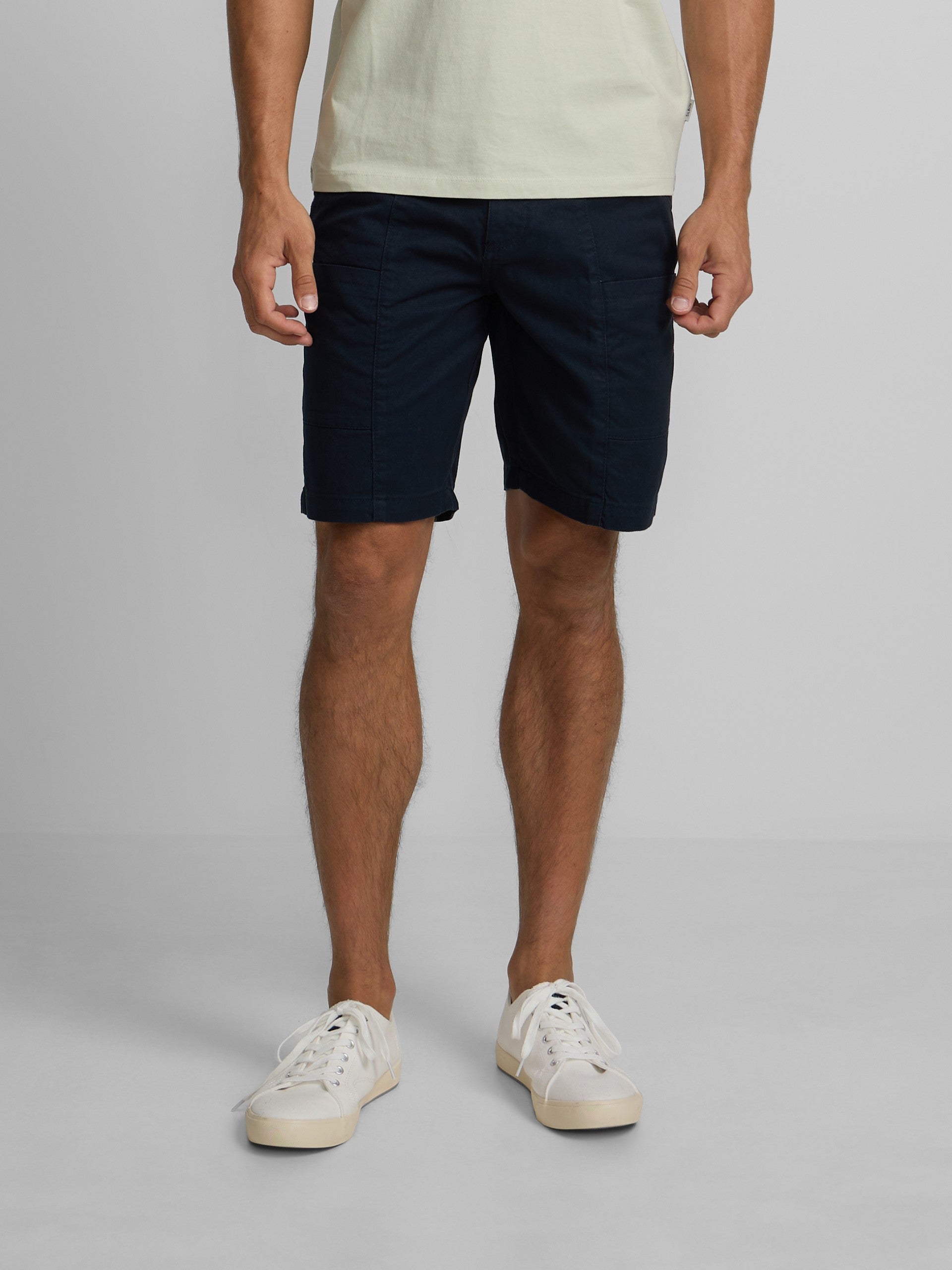 Navy blue pocket Bermuda shorts