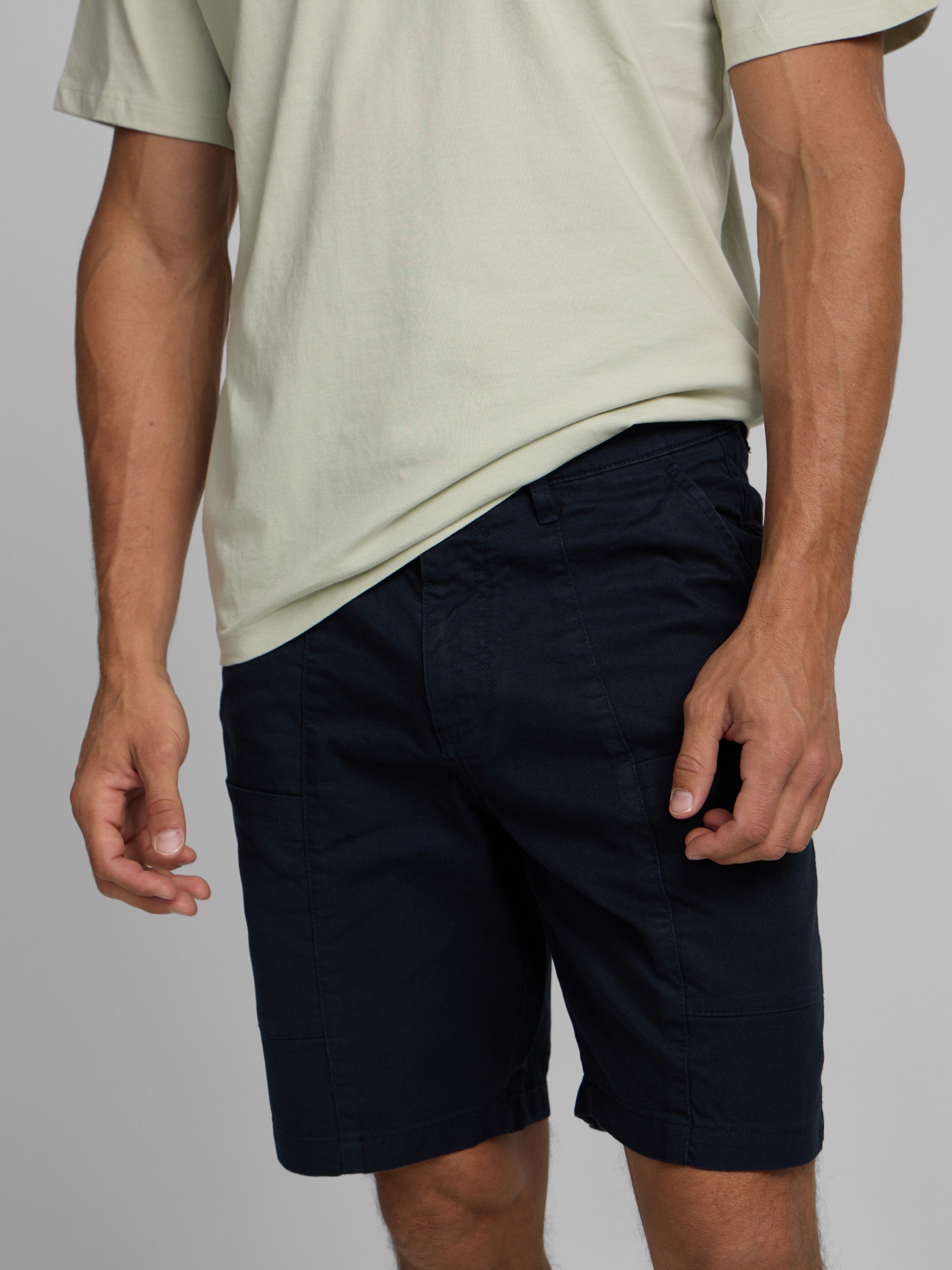 Navy blue pocket Bermuda shorts