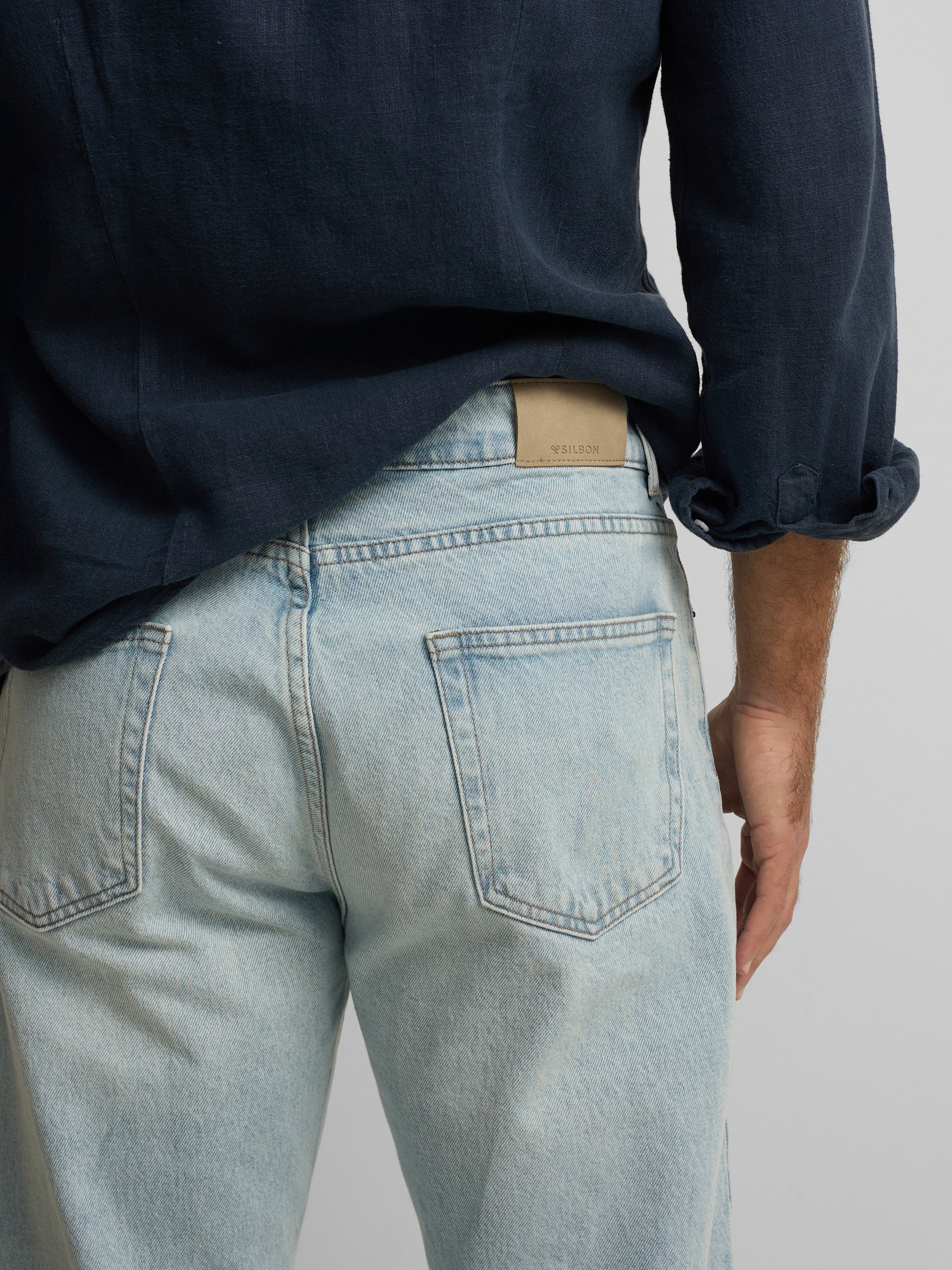 Pantalon sport denim tapered azul claro