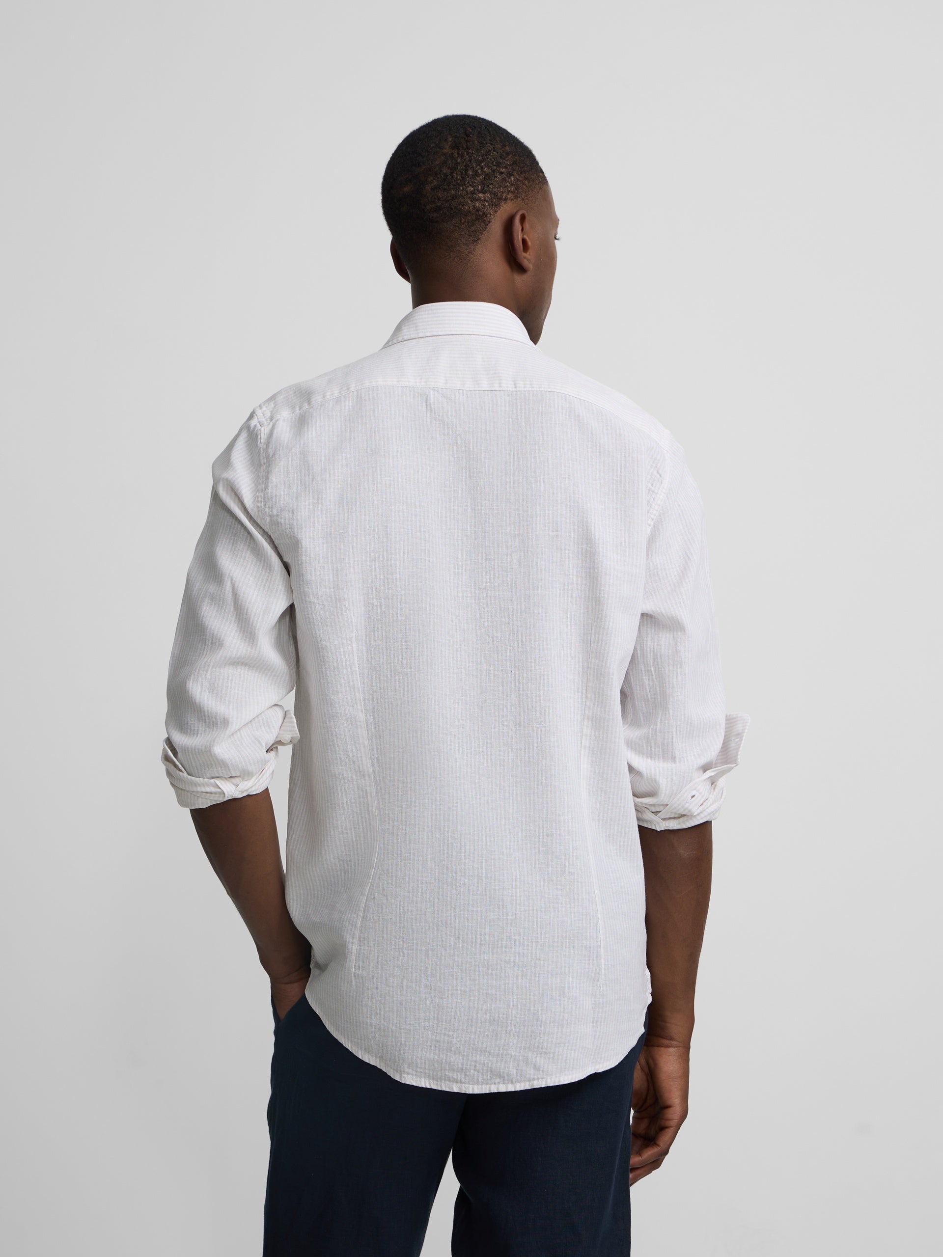 Camisa desportiva de linho às riscas bege