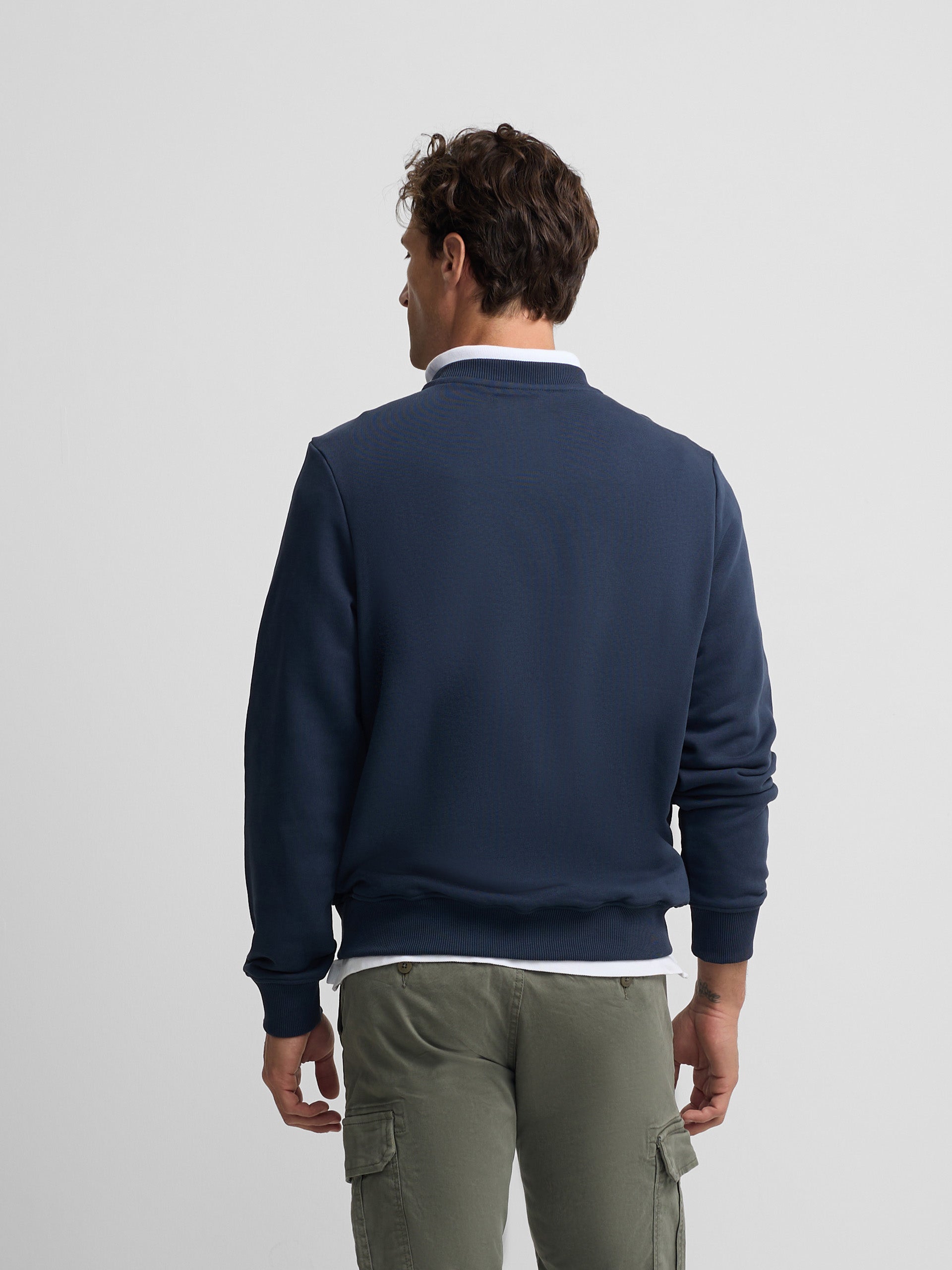 Navy blue sweatshirt with embroidered pocket