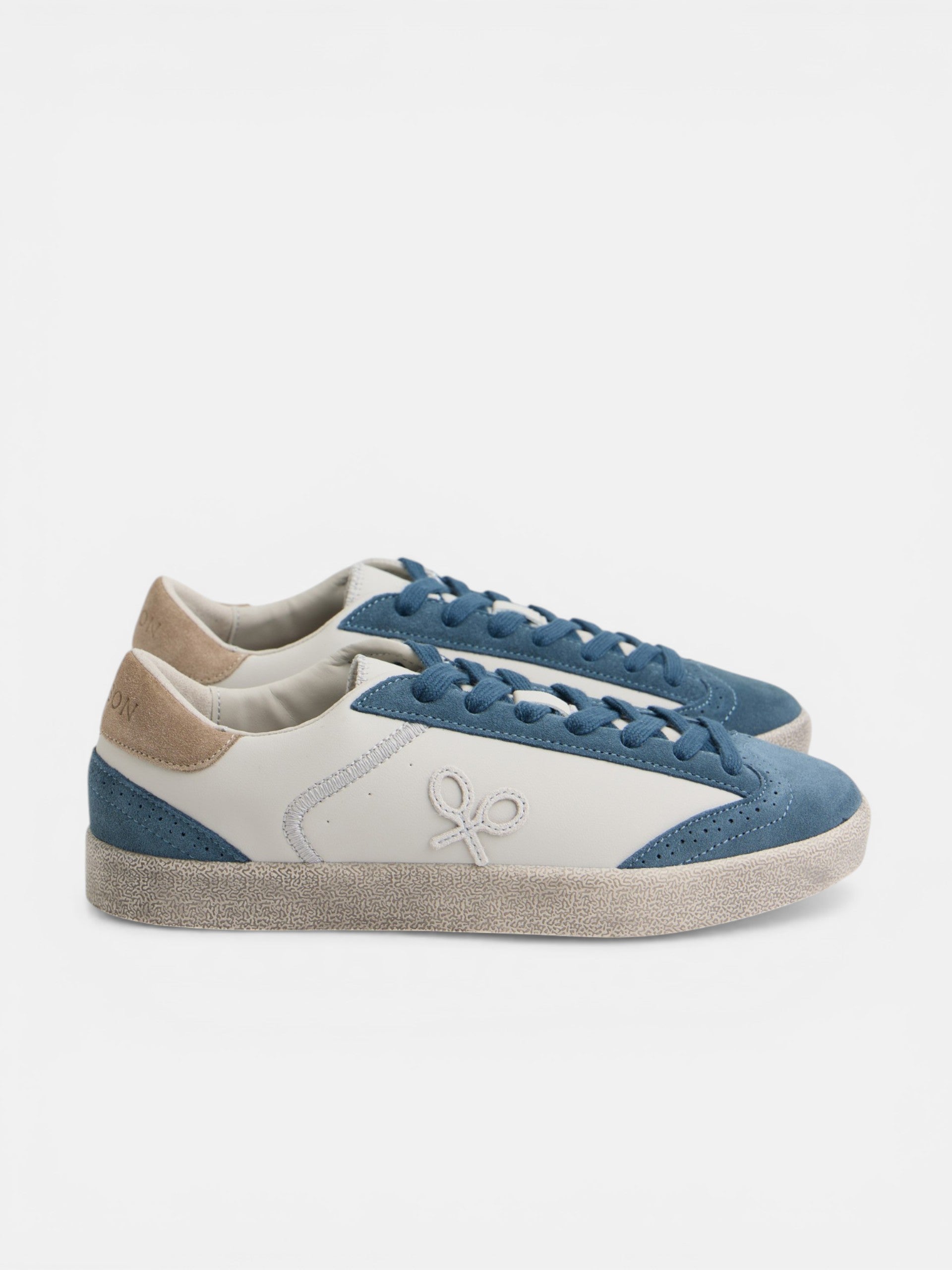 Zapatilla desgastada crema