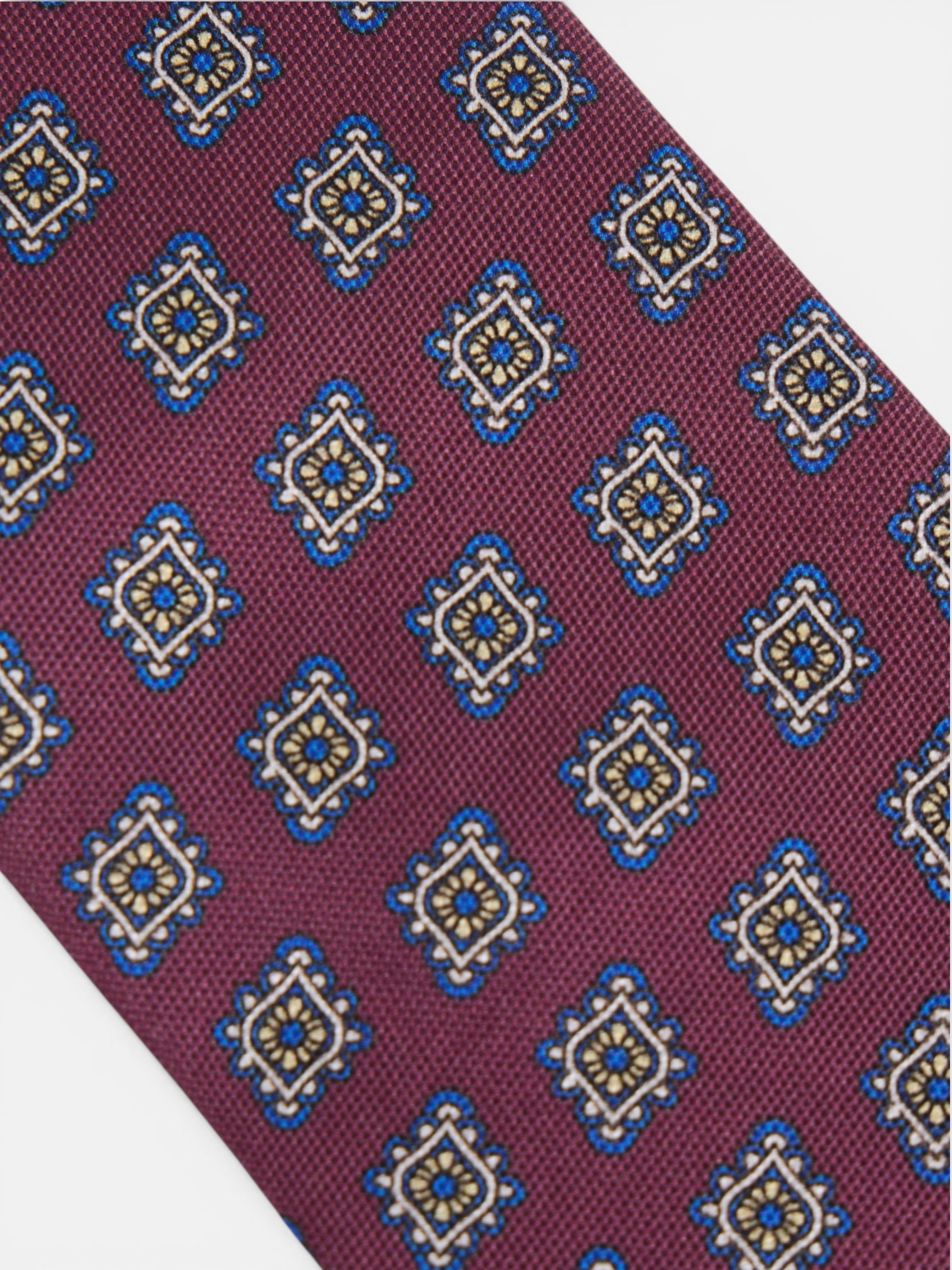 Corbata geometrica motivos rombos burdeos
