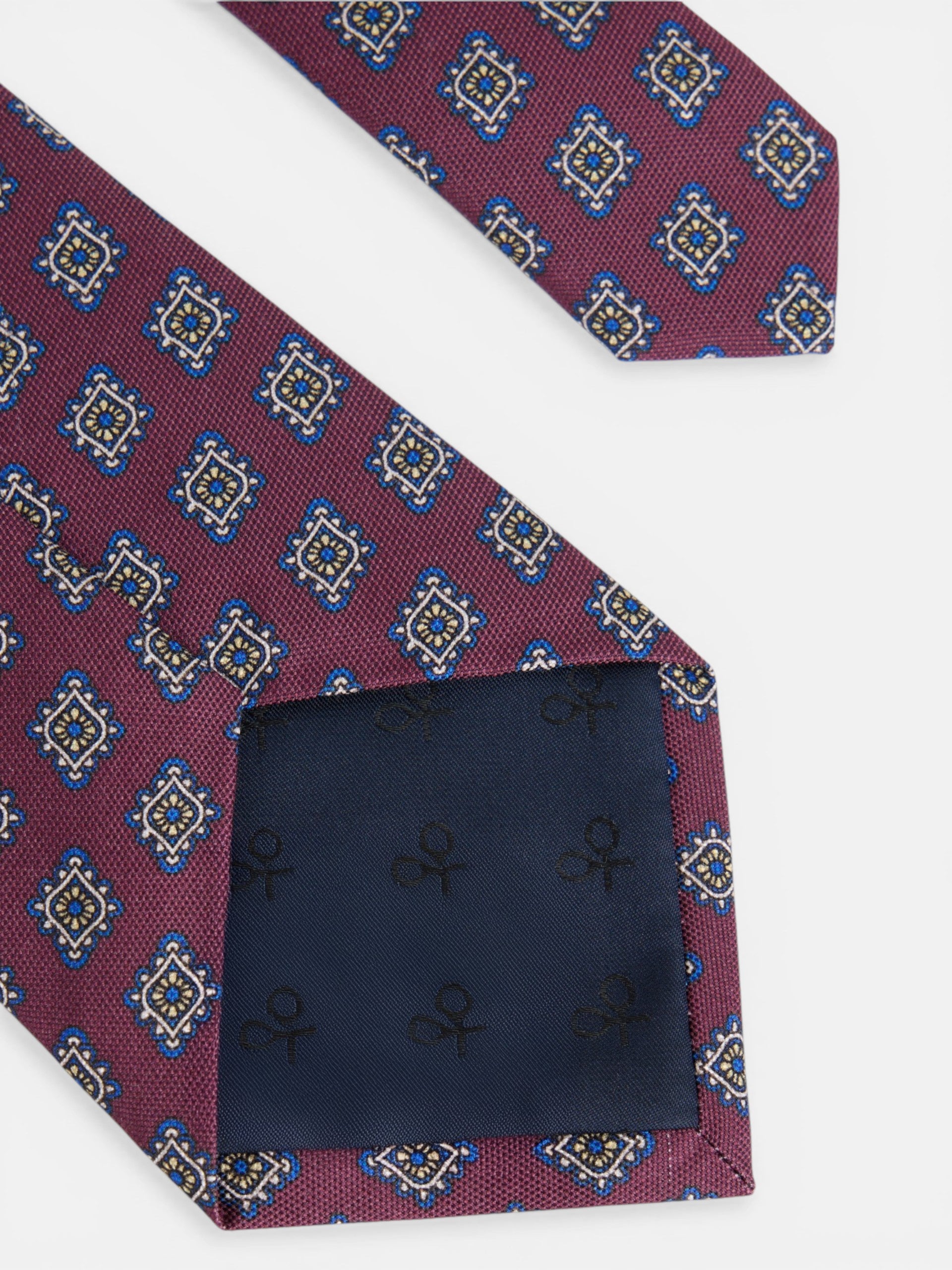 Corbata geometrica motivos rombos burdeos