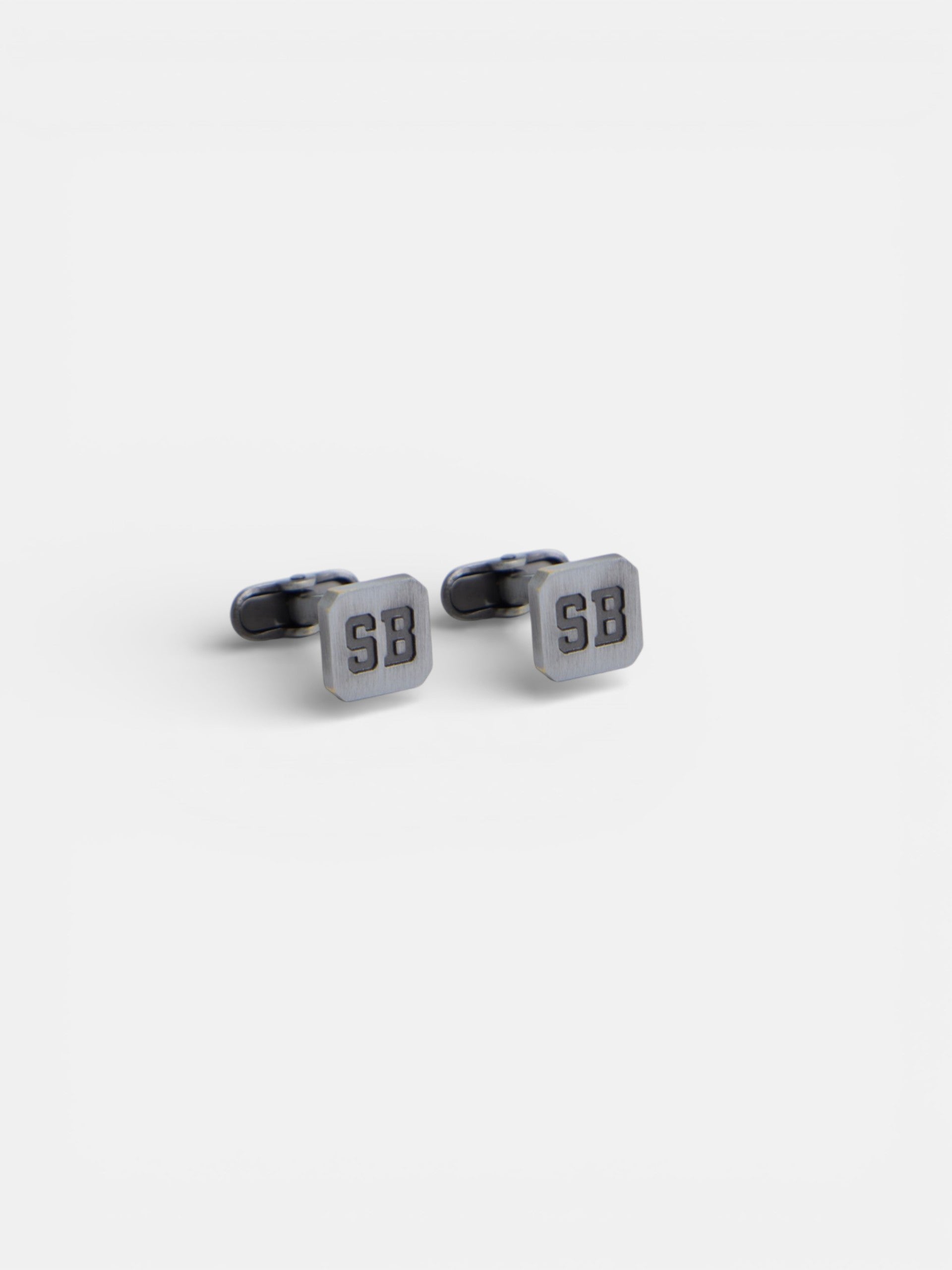 Square cufflink with engraved aged silver detail