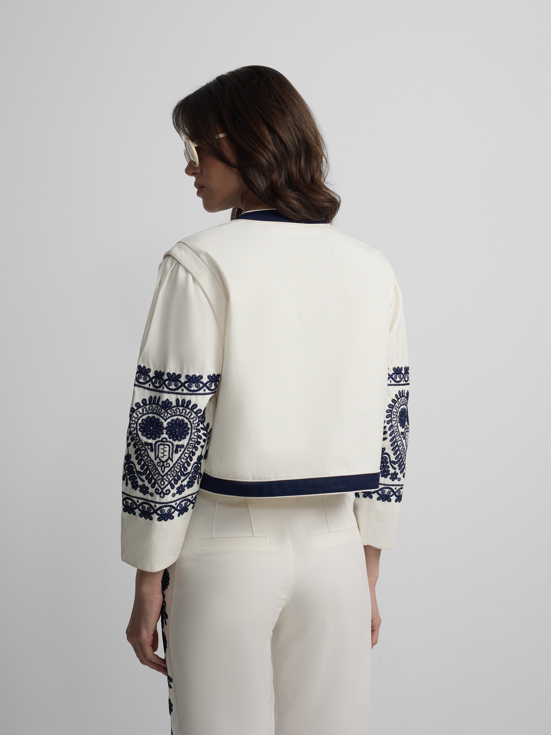 Veste col mao brodée blanche