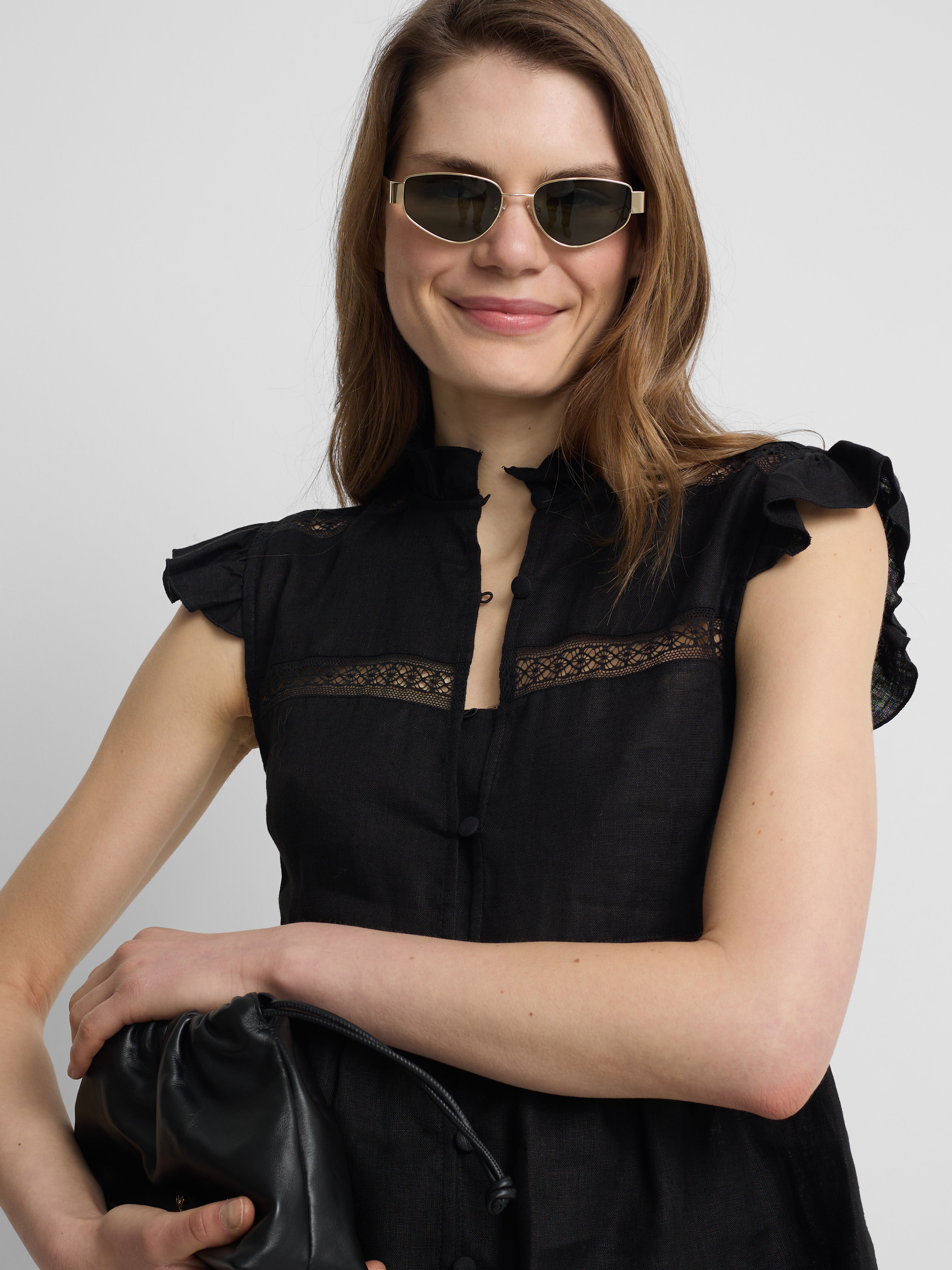 Blouse noire à détails brodés
