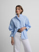 Camisa com detalhe no punho azul-claro