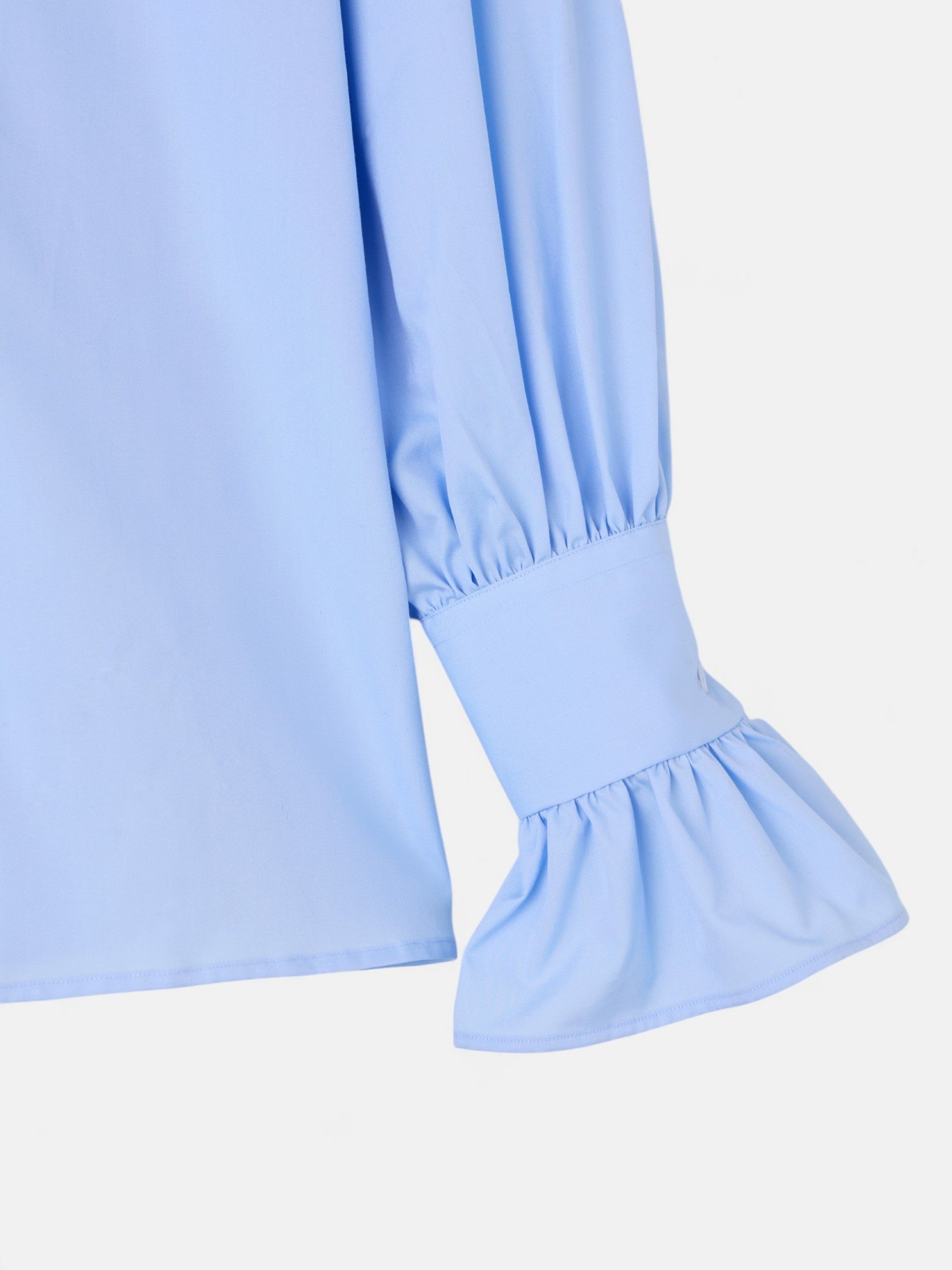 Camisa com detalhe no punho azul-claro