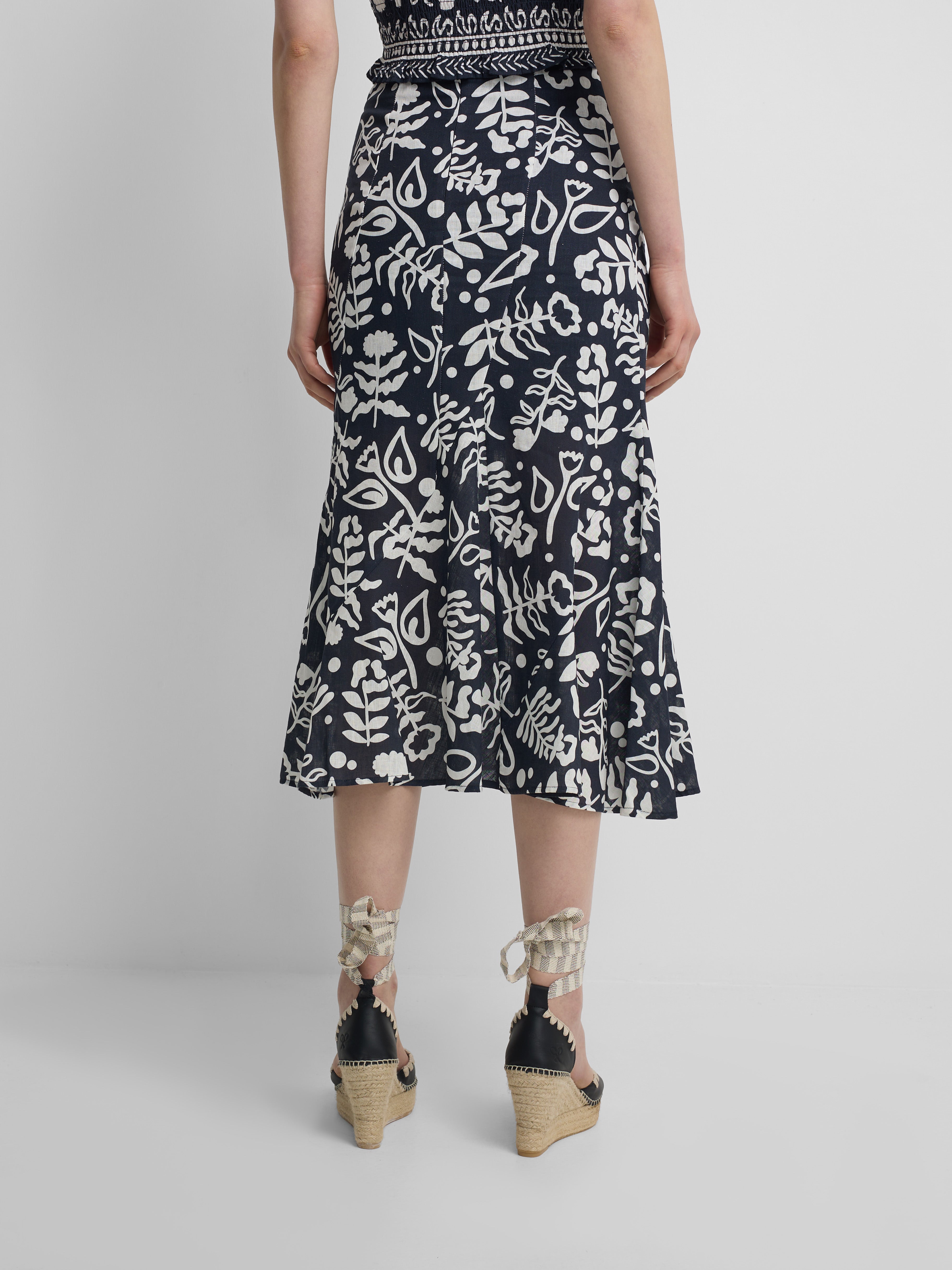 Flowy skirt with navy print ruffles