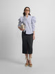 Falda midi recta hebilla denim gris