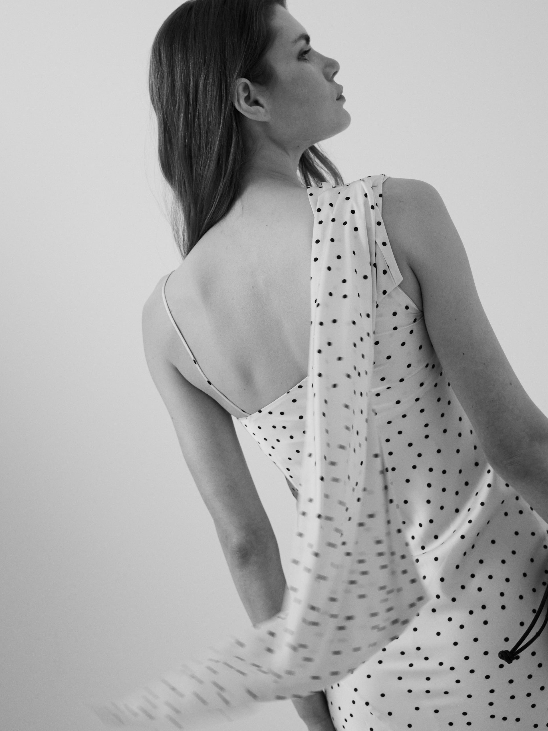 Robe nuisette à pois blanc et noir