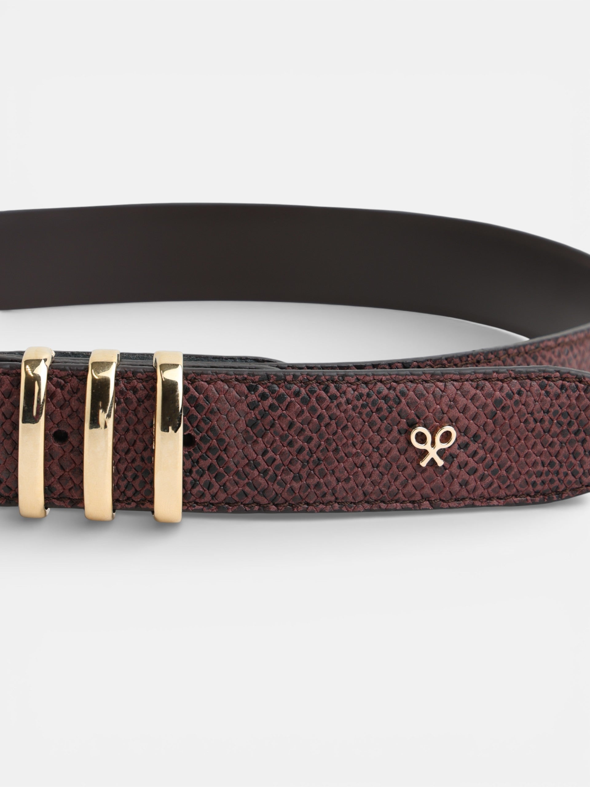 Ceinture en cuir bordeaux avec passant métallique